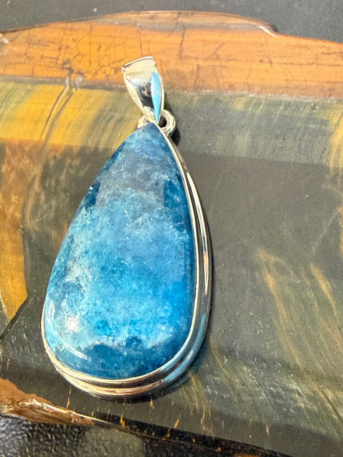 đ Neon Blue Apatite Pendant
A vibrant stone of clarity, inspiration & inner awakening, 35mmx19mm Crystal Wellness