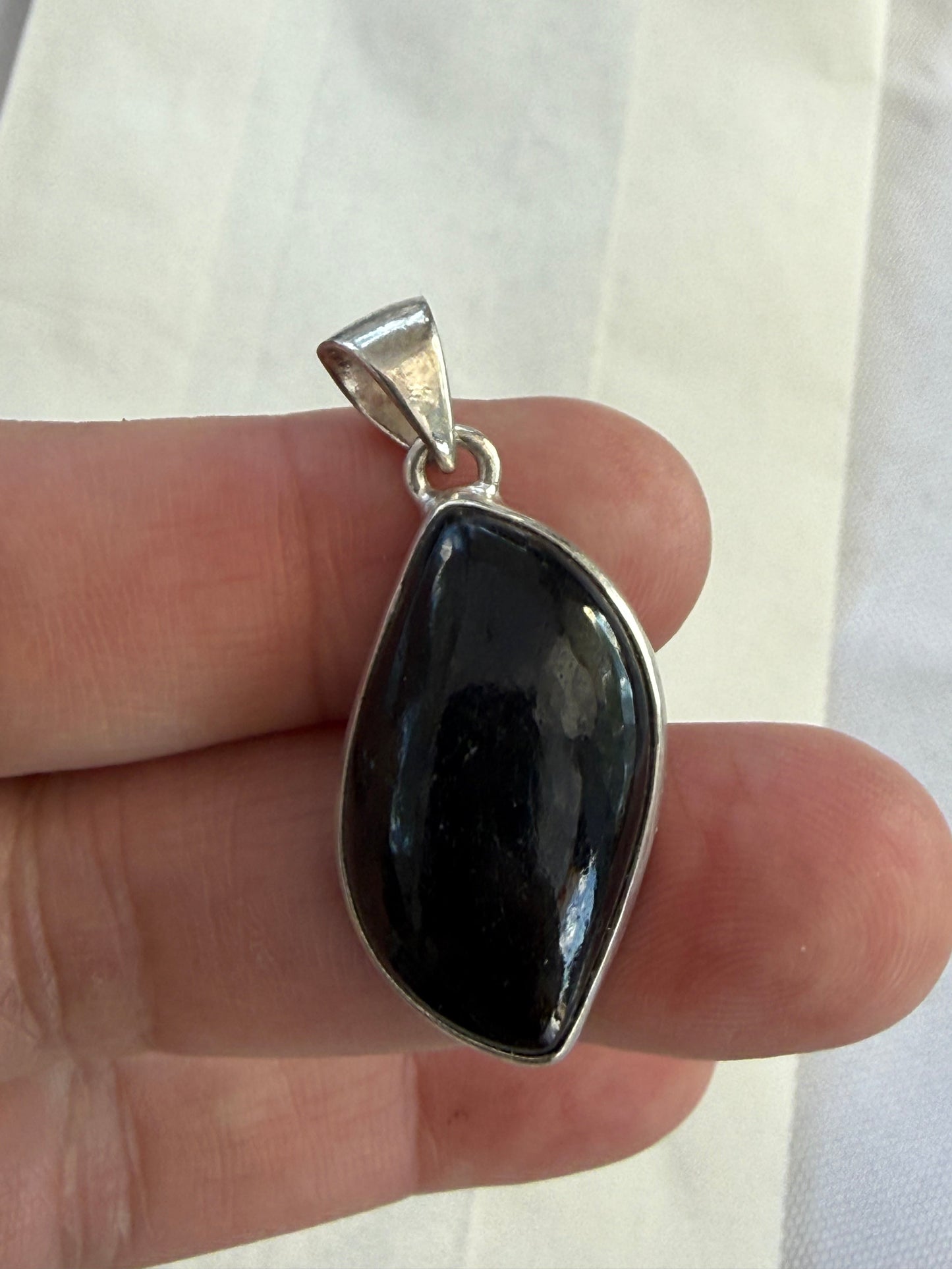 Black Tourmaline Pendant – Stone of Protection & Grounding
28mmx15mm Crystal Wellness