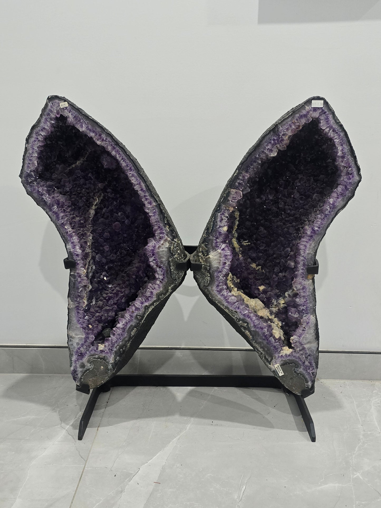 Amethyst Geode “THE BUTTERFLY” – 52 kg Crystal Wellness