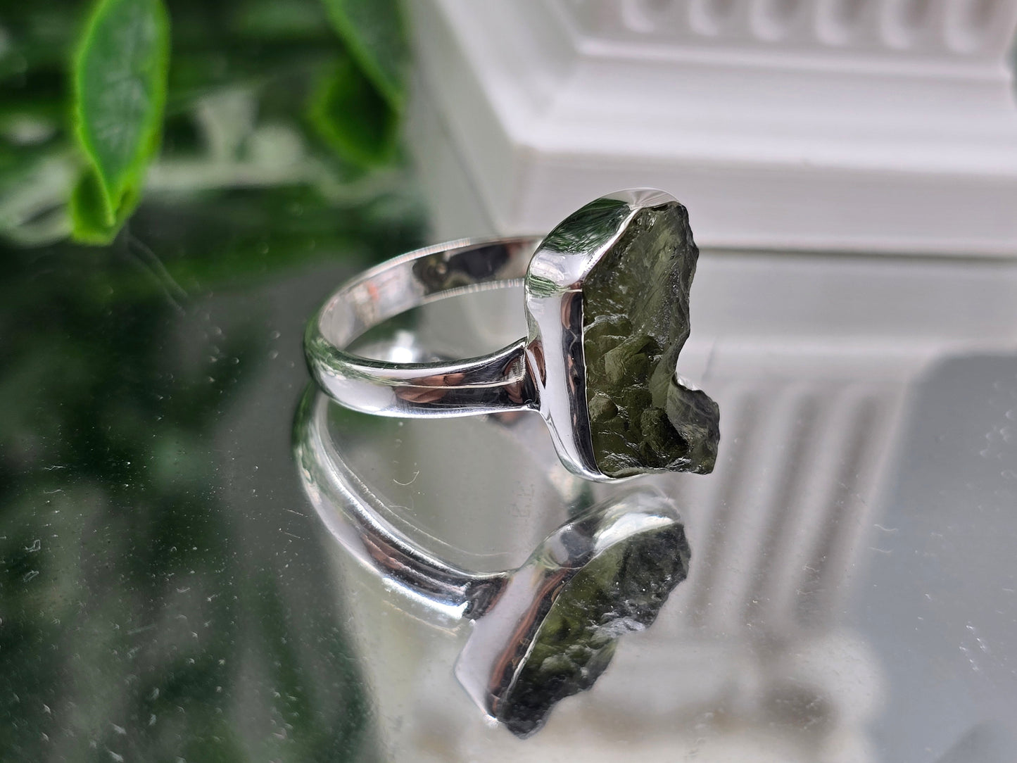 Natural Genuine Moldavite 925 Sterling Silver Ring – Stone of Transformation & Spiritual Awakening
Size: 8 | 15 × 10 mm Crystal Wellness