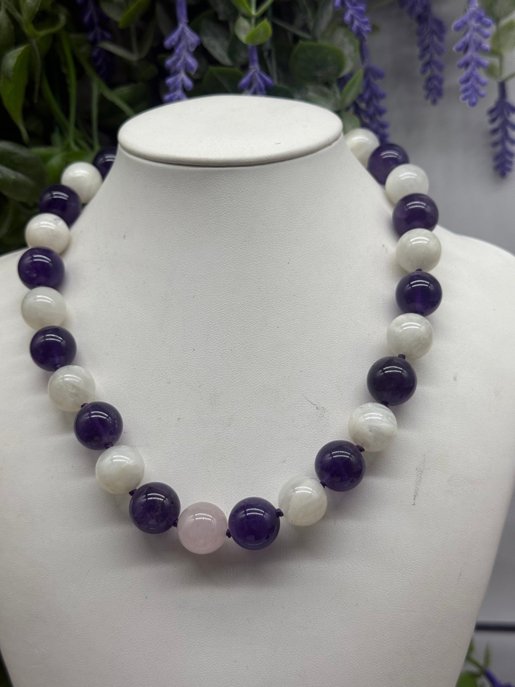 🌙✨ Triple Harmony Crystal Bead Necklace — Amethyst, Moonstone & Rose Quartz, 14mm

A necklace created for the heart, the soul and the intuition… 💜🌙🌸, 41cm Crystal Wellness
