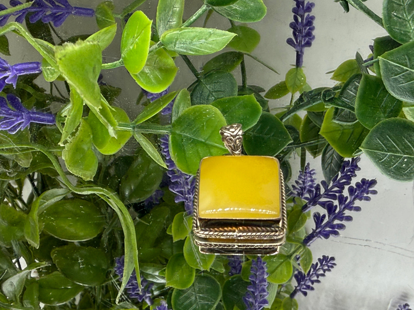 Butterscotch Amber Pendant, 21mmx21mm

✨ Golden Butterscotch Amber Pendant — Warmth, Light & Ancient Wisdom ✨ Crystal Wellness
