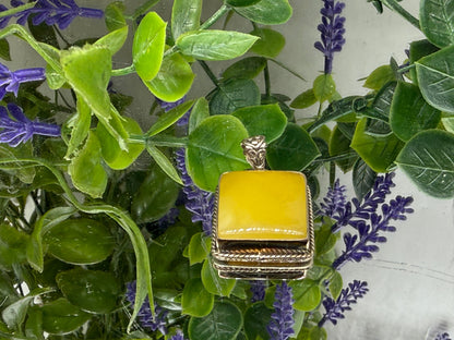 Butterscotch Amber Pendant, 21mmx21mm

✨ Golden Butterscotch Amber Pendant — Warmth, Light & Ancient Wisdom ✨ Crystal Wellness