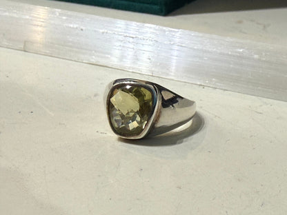 Lemon Topaz Ring
A golden light of clarity, joy, and abundance. Size 7.5 Crystal Wellness