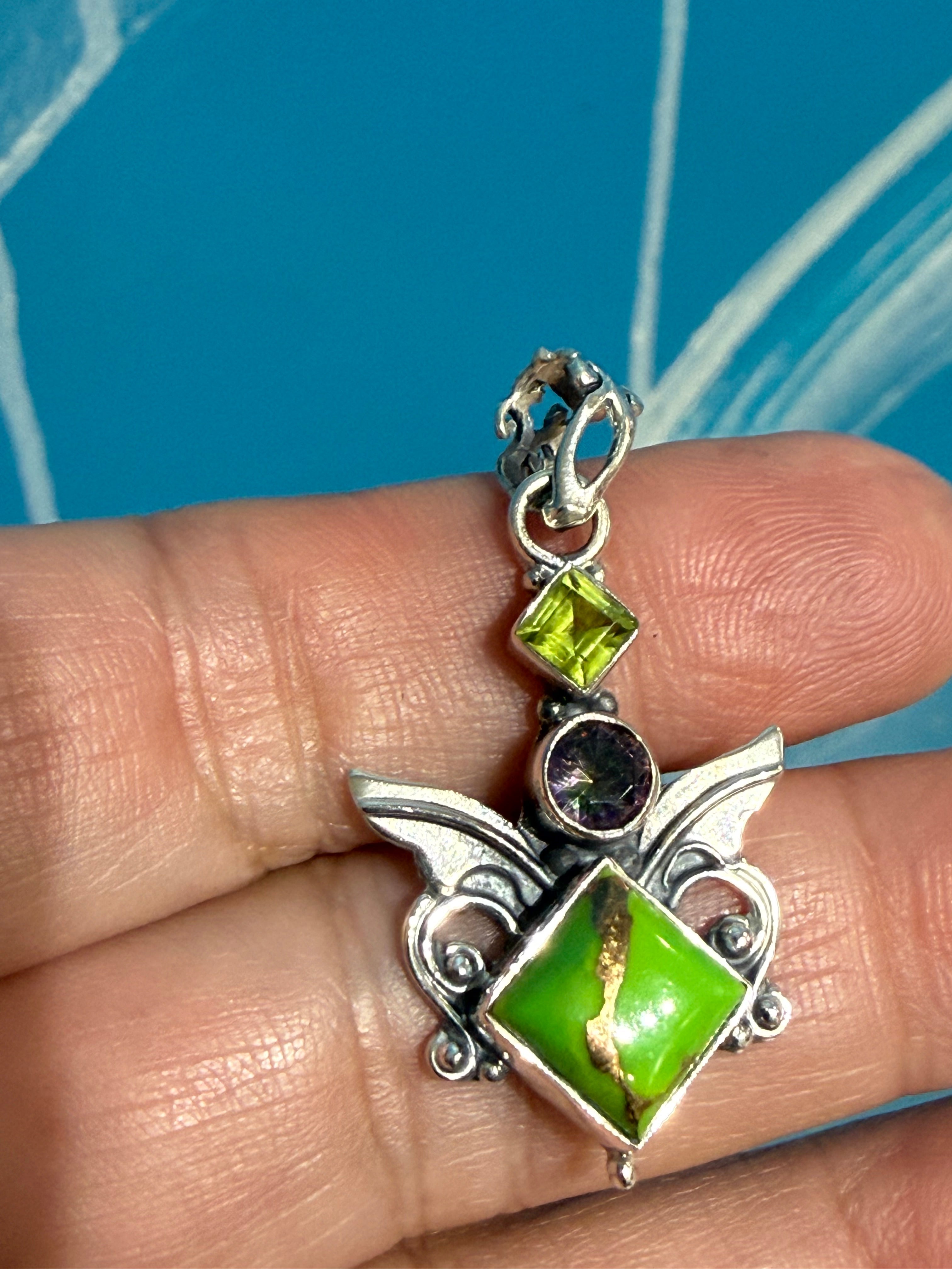 💚 Green Turquoise, Peridot & Mystic Topaz Pendant — Heart, Renewal & Transformation

A powerful harmony of Earth energy, renewal and rainbow light. 31mmx21mm Crystal Wellness