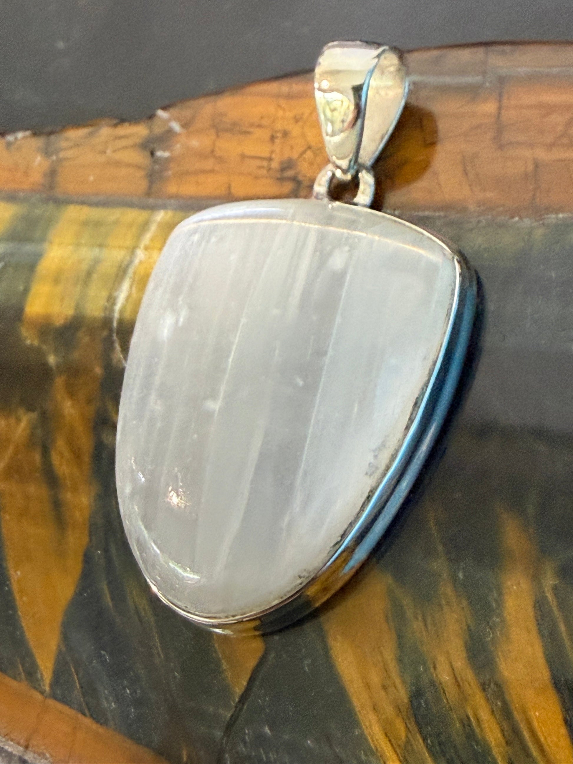🤍 Selenite Pendant — Light, Purification & Divine Connection

A luminous stone of clarity, peace and higher spiritual awareness. 33mmx25mm Crystal Wellness