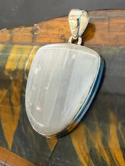 🤍 Selenite Pendant — Light, Purification & Divine Connection

A luminous stone of clarity, peace and higher spiritual awareness. 33mmx25mm Crystal Wellness