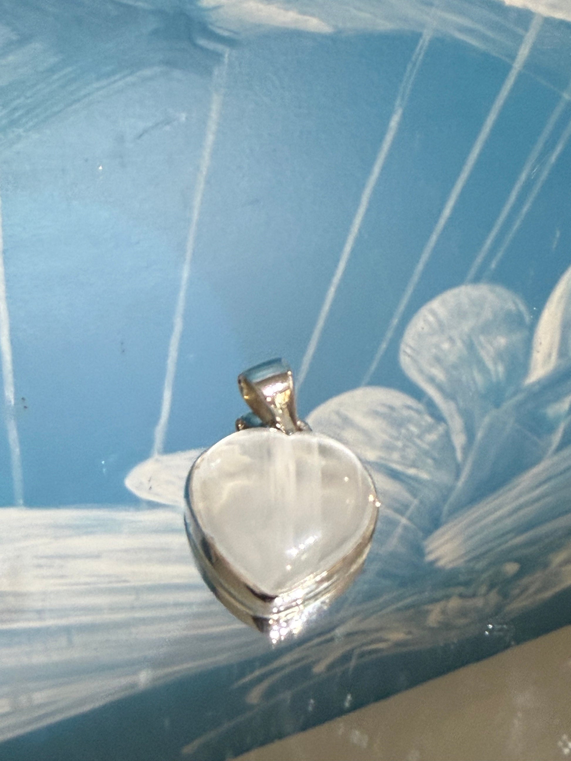 🤍 Selenite Pendant — Light, Purification & Divine Connection

A luminous stone of clarity, peace and higher spiritual awareness. 19mmx19mm Crystal Wellness