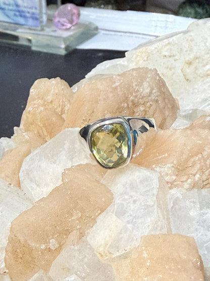 Lemon Topaz Ring
A golden light of clarity, joy, and abundance. Size 7.5 Crystal Wellness
