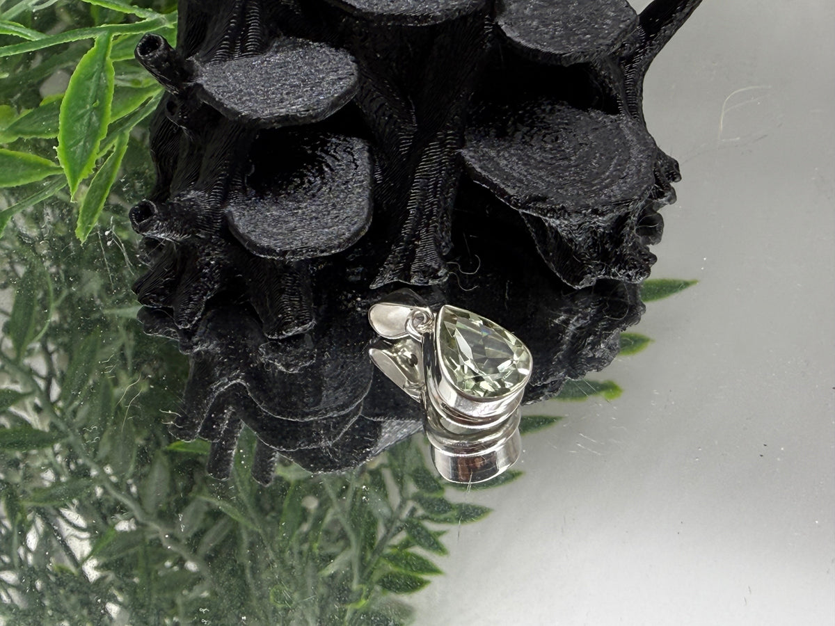 PRASIOLITE SILVER PENDANT

“Stone of Spiritual Growth, Heart Healing & Abundance”, 1mmx7mm Crystal Wellness
