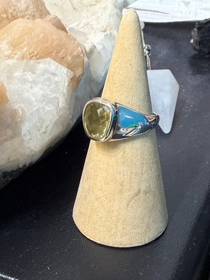 Lemon Topaz Ring
A golden light of clarity, joy, and abundance. Size 7.5 Crystal Wellness