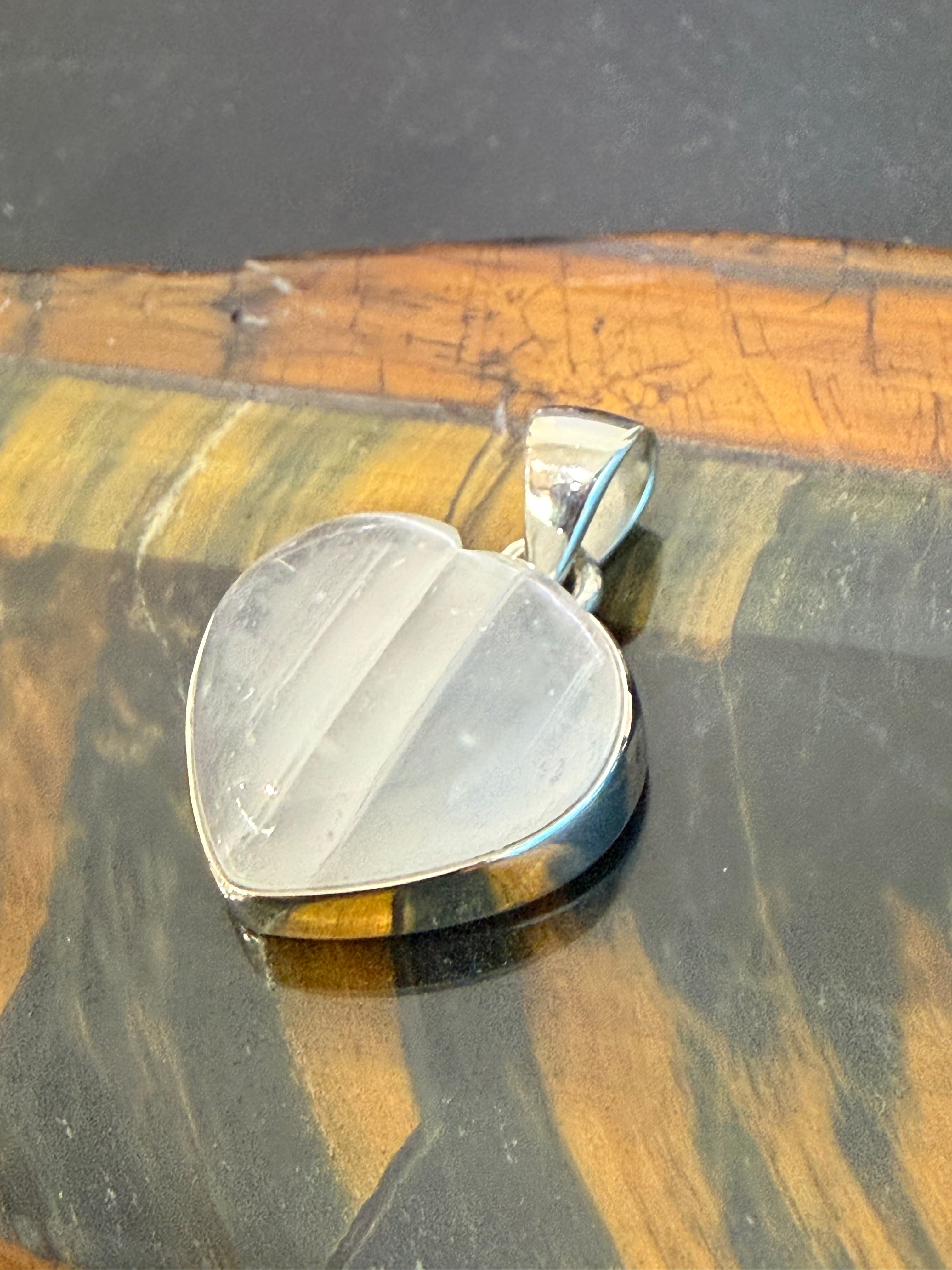 🤍 Selenite Pendant — Light, Purification & Divine Connection

A luminous stone of clarity, peace and higher spiritual awareness. 19mmx19mm Crystal Wellness