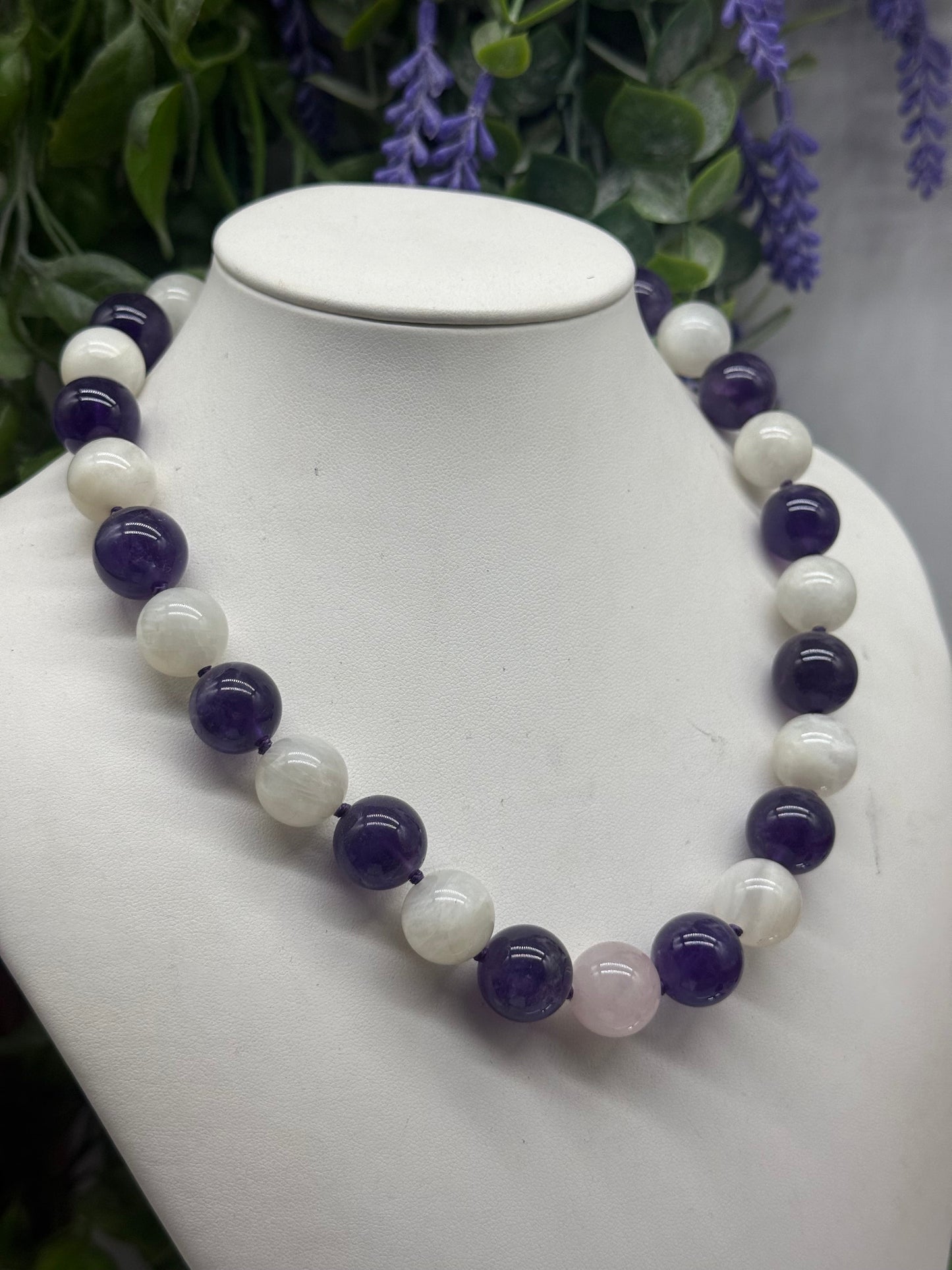🌙✨ Triple Harmony Crystal Bead Necklace — Amethyst, Moonstone & Rose Quartz, 14mm

A necklace created for the heart, the soul and the intuition… 💜🌙🌸, 41cm Crystal Wellness