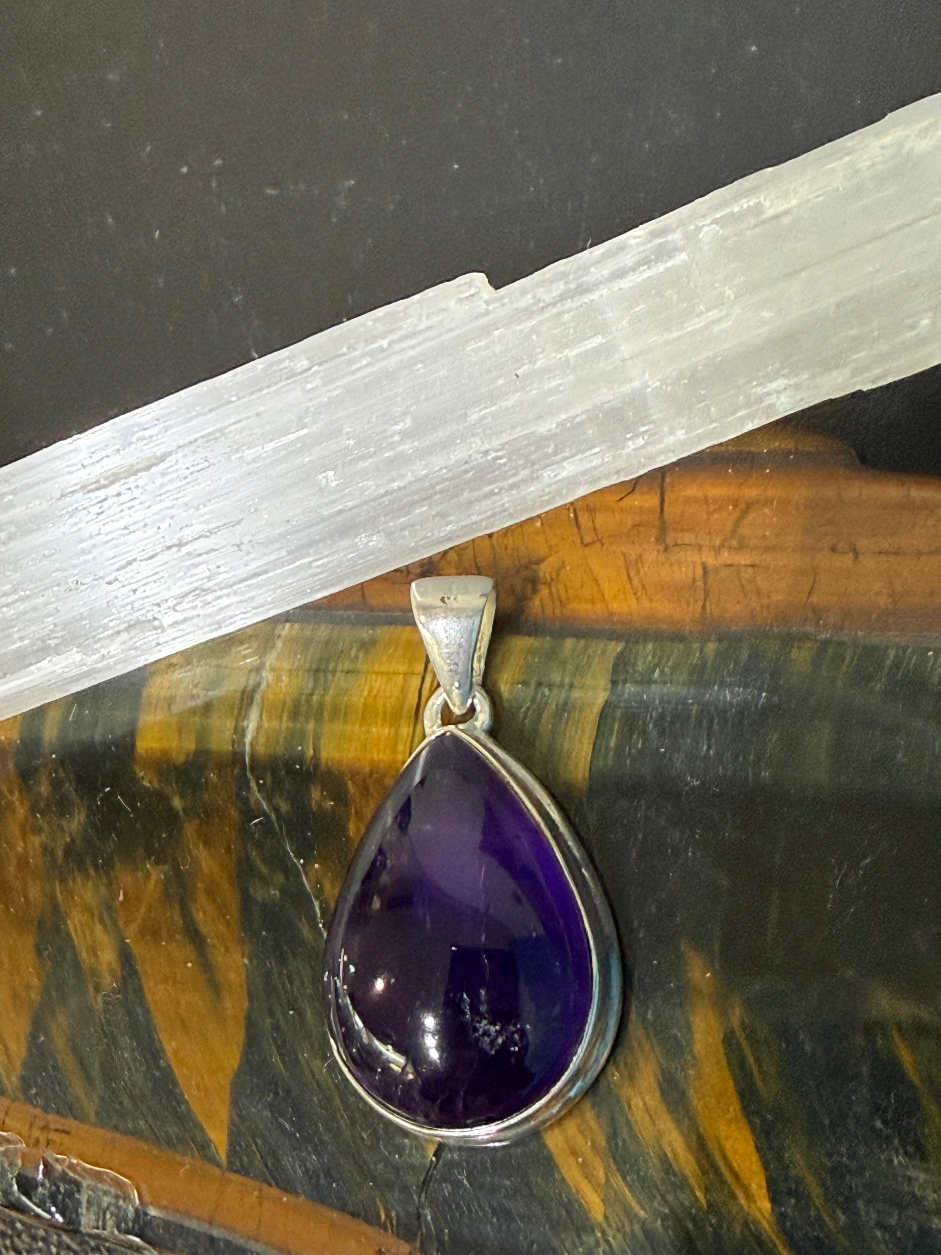 Amethyst Pendant, 30mmx20mm

A Stone of Peace, Intuition & Spiritual Connection Crystal Wellness