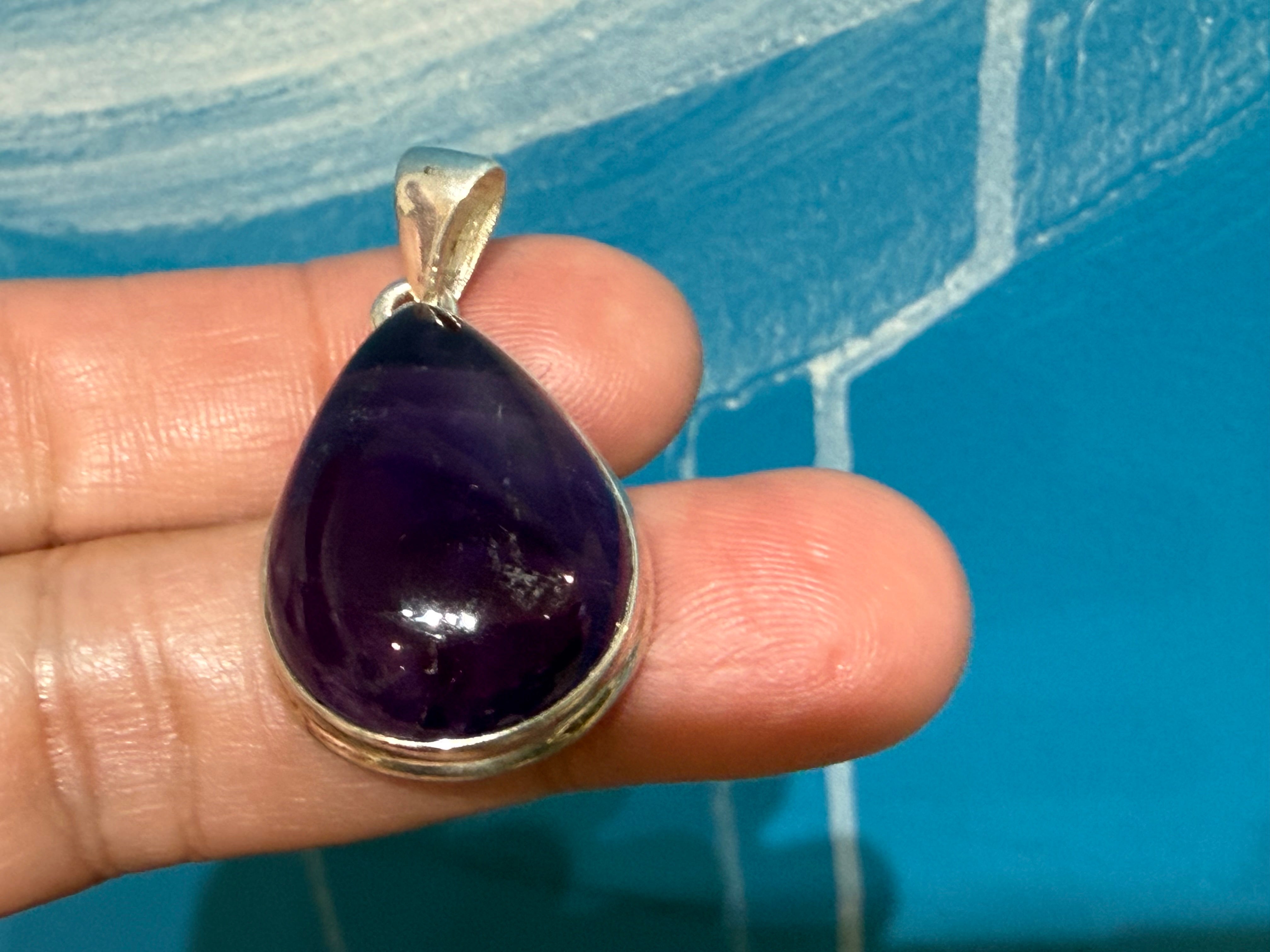 Amethyst Pendant, 30mmx20mm

A Stone of Peace, Intuition & Spiritual Connection Crystal Wellness