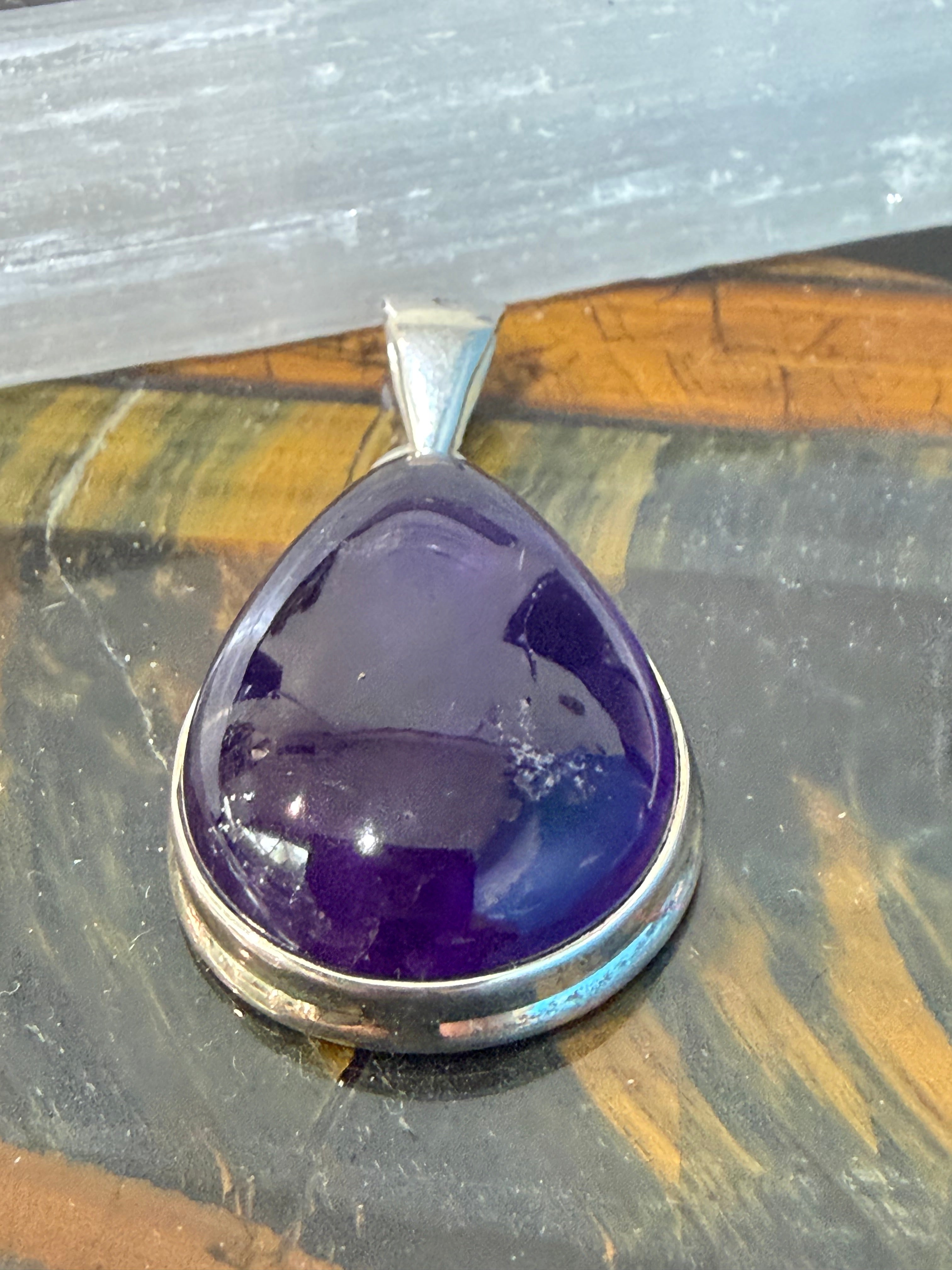 Amethyst Pendant, 30mmx20mm

A Stone of Peace, Intuition & Spiritual Connection Crystal Wellness