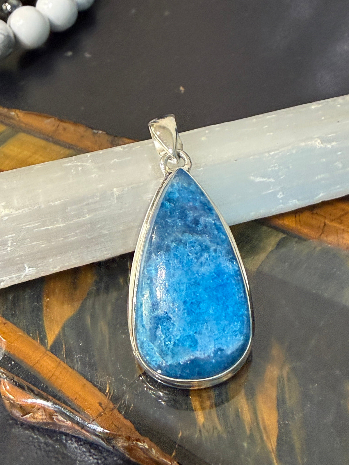 💙 Neon Blue Apatite Pendant

A vibrant stone of clarity, inspiration & inner awakening, 35mmx19mm Crystal Wellness