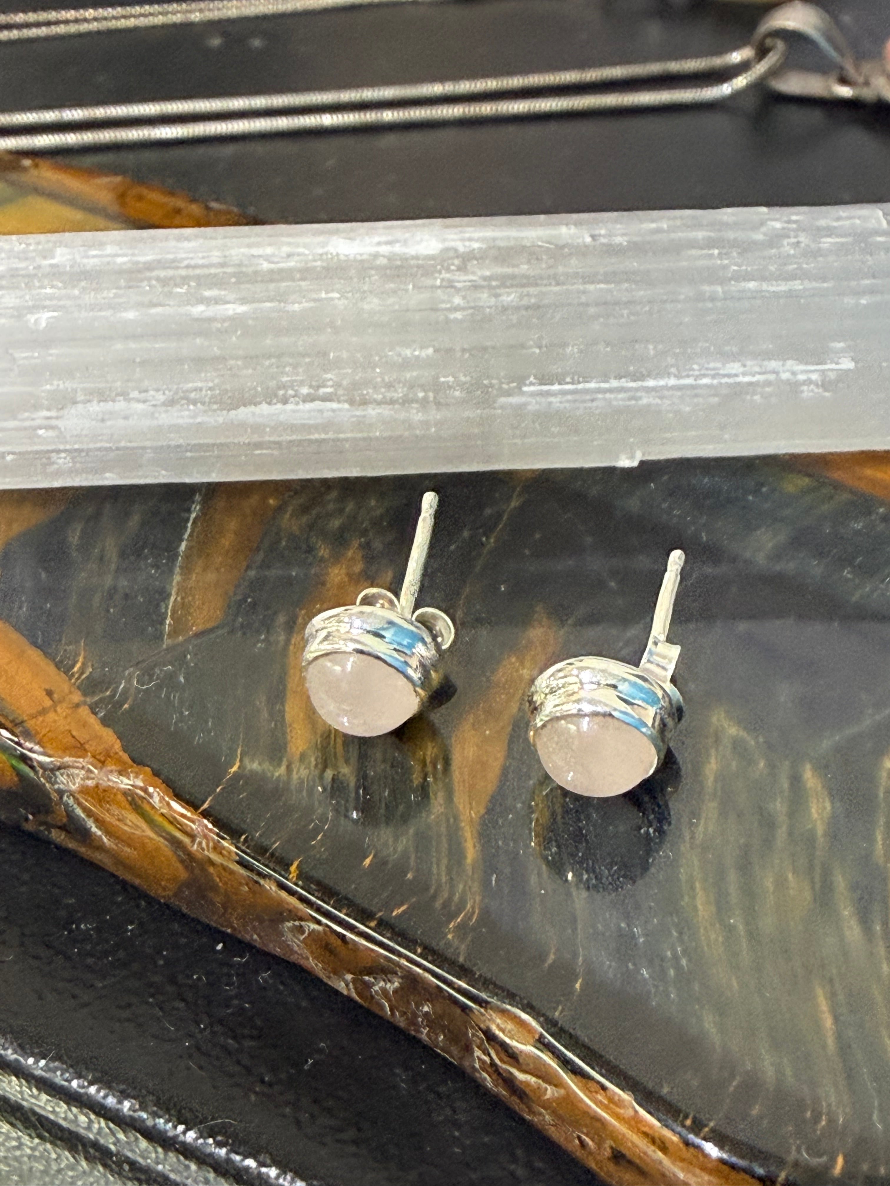 🌸 Rose Quartz Stud Earrings

A stone of love, compassion & emotional healing Crystal Wellness