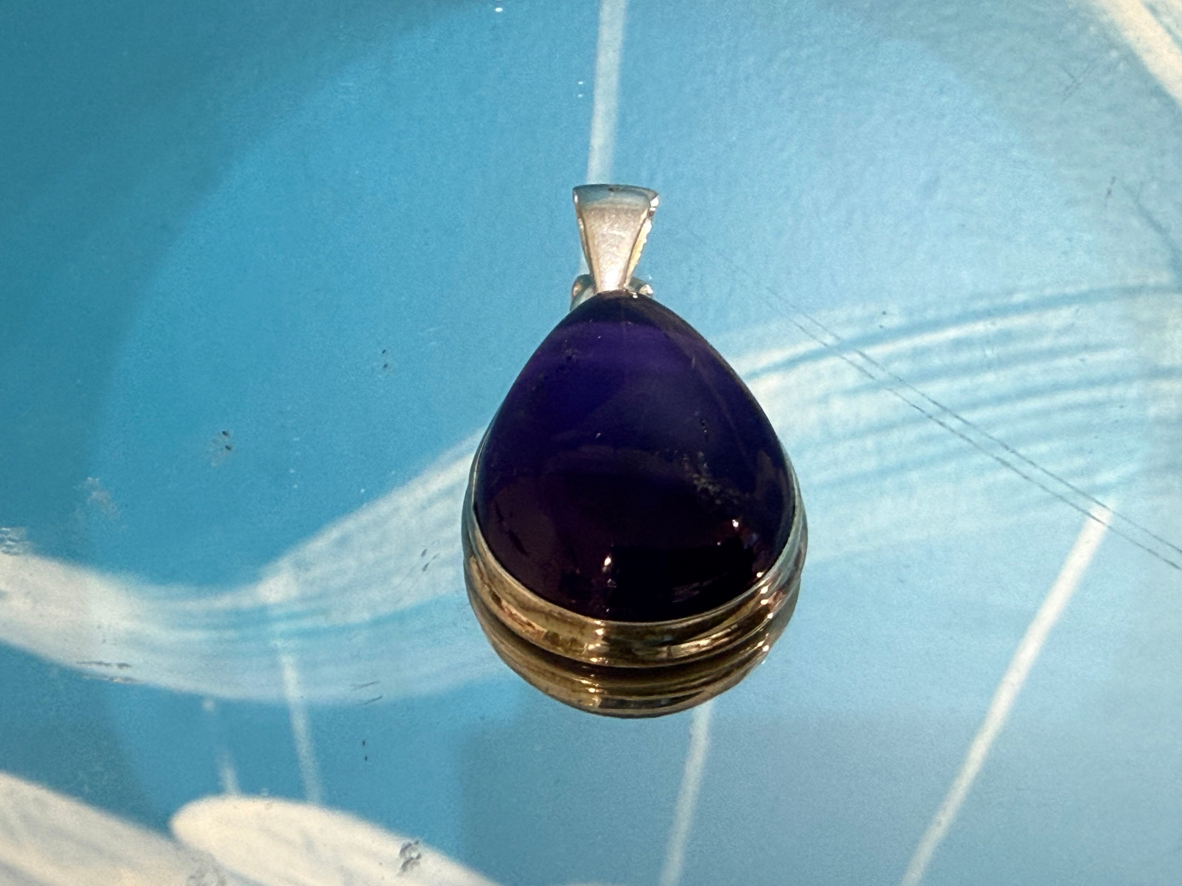 Amethyst Pendant, 30mmx20mm

A Stone of Peace, Intuition & Spiritual Connection Crystal Wellness