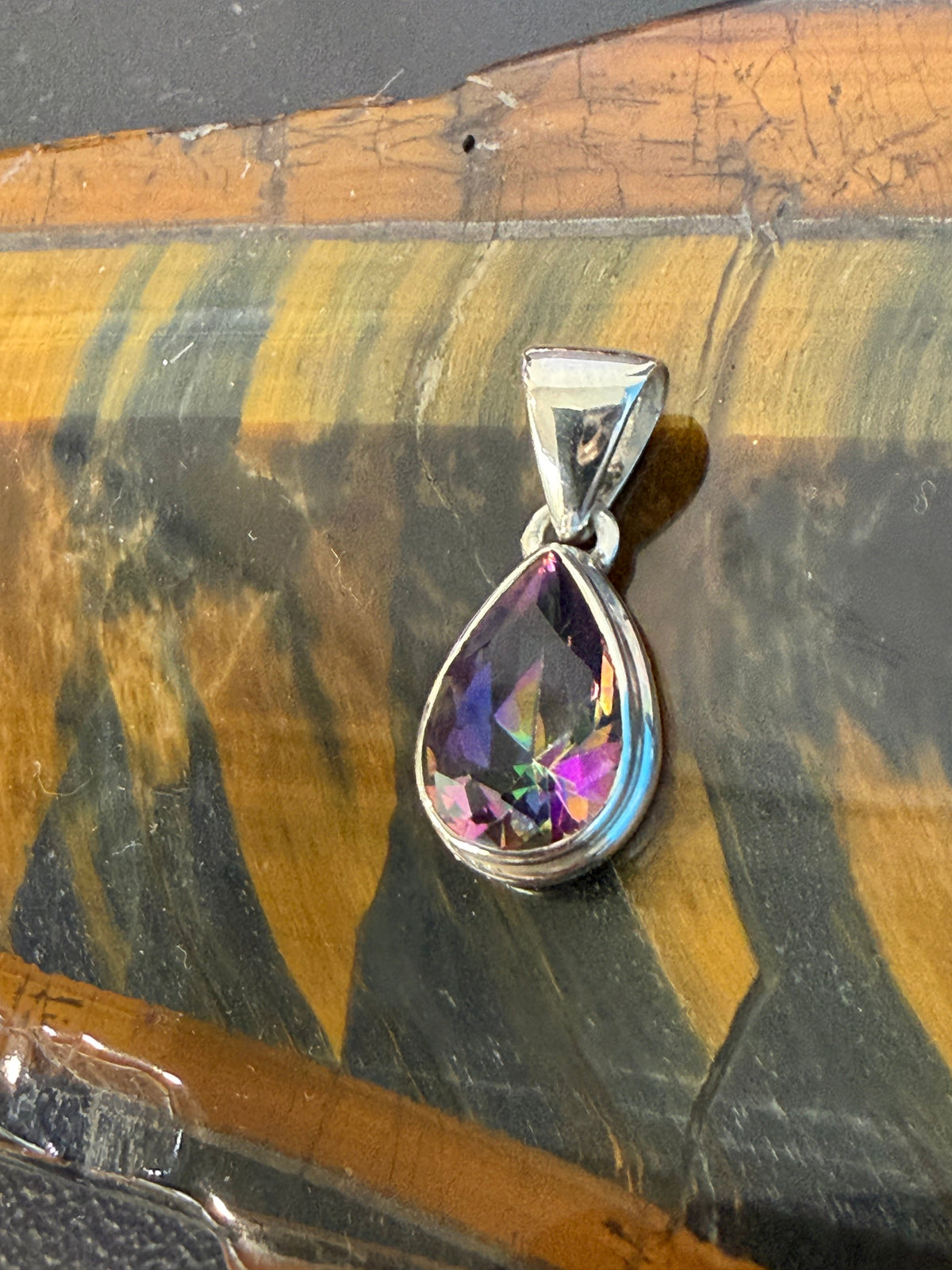 Mystic Topaz Pendant — Rainbow Light & Transformation

A luminous crystal of transformation, intuition and radiant energy. 14mmx10mm Crystal Wellness