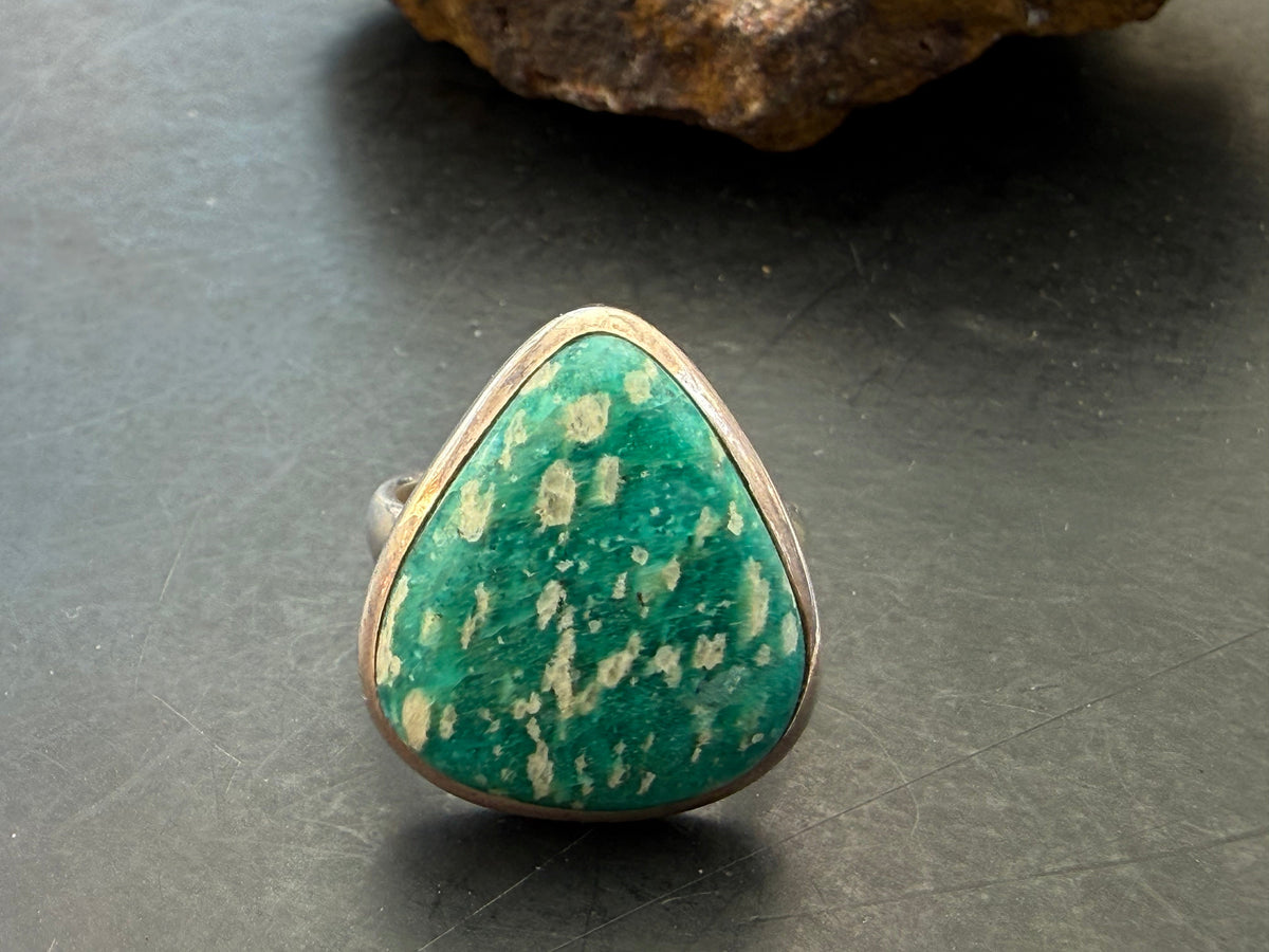 💚 Amazonite Ring, size 9

Truth • Courage • Harmony • Heartfelt Communication Crystal Wellness
