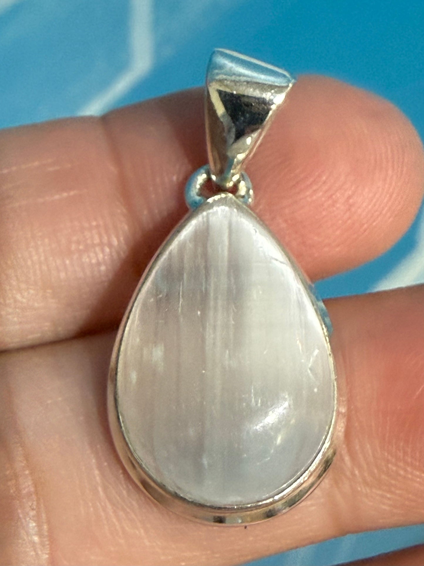 🤍 Selenite Pendant — Light, Purification & Divine Connection

A luminous stone of clarity, peace and higher spiritual awareness. 28mmx15mm Crystal Wellness