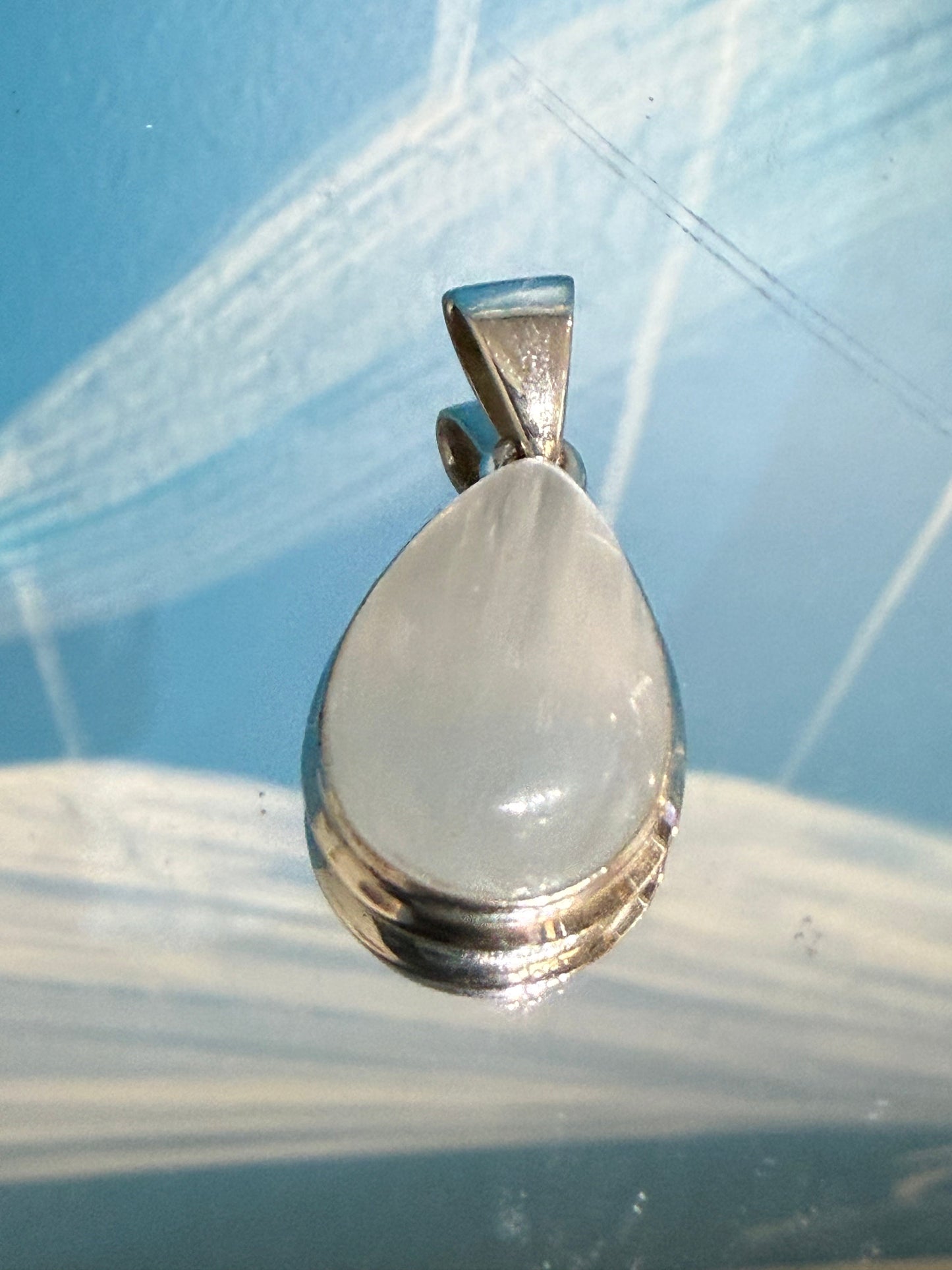 🤍 Selenite Pendant — Light, Purification & Divine Connection

A luminous stone of clarity, peace and higher spiritual awareness. 28mmx15mm Crystal Wellness