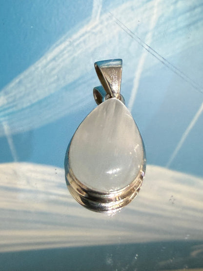 🤍 Selenite Pendant — Light, Purification & Divine Connection

A luminous stone of clarity, peace and higher spiritual awareness. 28mmx15mm Crystal Wellness