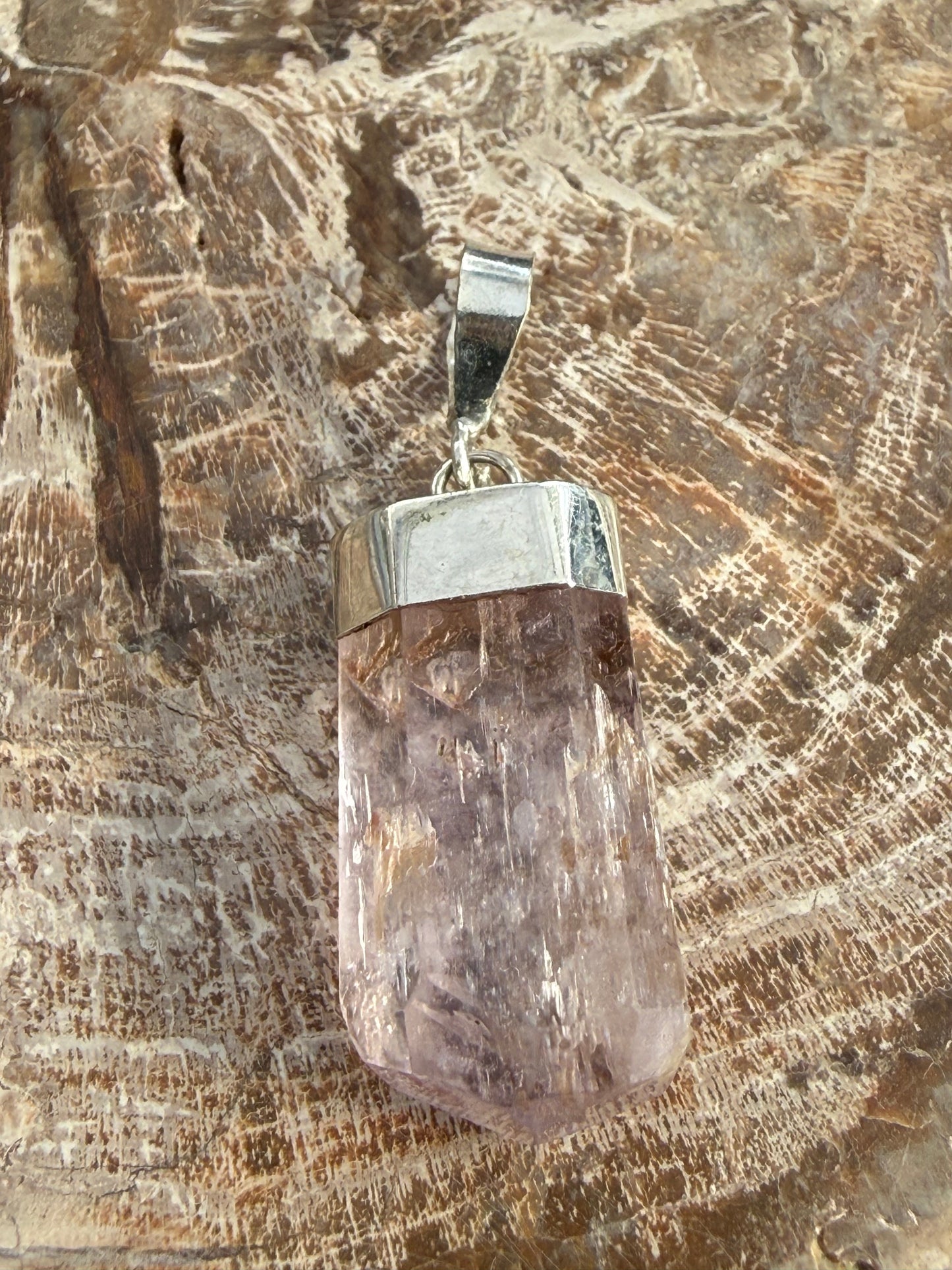 Natural Kunzite Pendant – Stone of Divine Love, Emotional Healing & Inner Peace, 25mmx10mm Crystal Wellness
