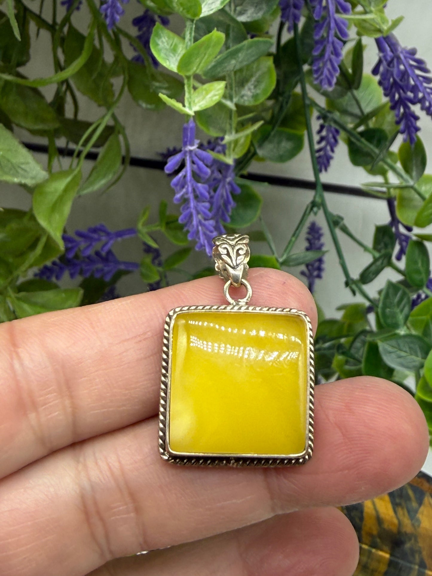 Butterscotch Amber Pendant, 21mmx21mm

✨ Golden Butterscotch Amber Pendant — Warmth, Light & Ancient Wisdom ✨ Crystal Wellness
