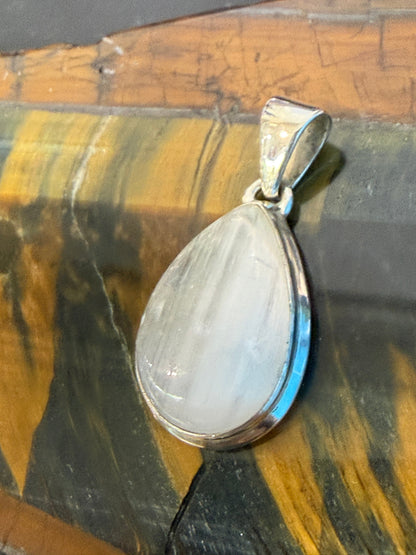 🤍 Selenite Pendant — Light, Purification & Divine Connection

A luminous stone of clarity, peace and higher spiritual awareness. 28mmx15mm Crystal Wellness