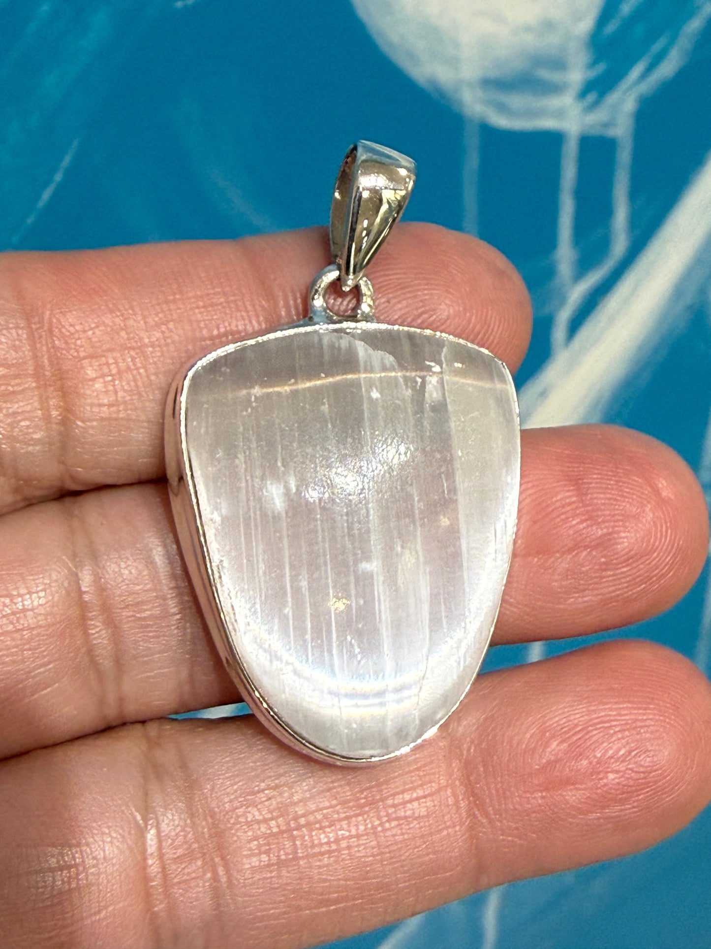 🤍 Selenite Pendant — Light, Purification & Divine Connection

A luminous stone of clarity, peace and higher spiritual awareness. 33mmx25mm Crystal Wellness