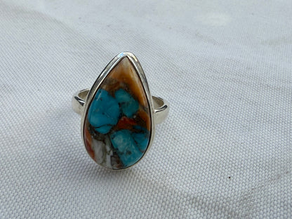 Spiny Oyster Turquoise Ring, size 7.5

A vibrant union of protection, courage & joyful energy. Crystal Wellness