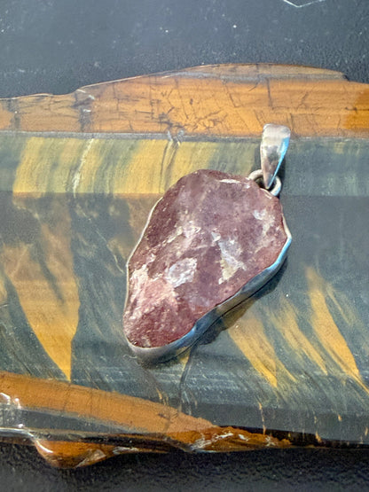 Strawberry Quartz Pendant — Stone of Love, Joy & Heart Radiance

A sparkling stone of warmth, love and joyful heart energy. 30x18 Crystal Wellness