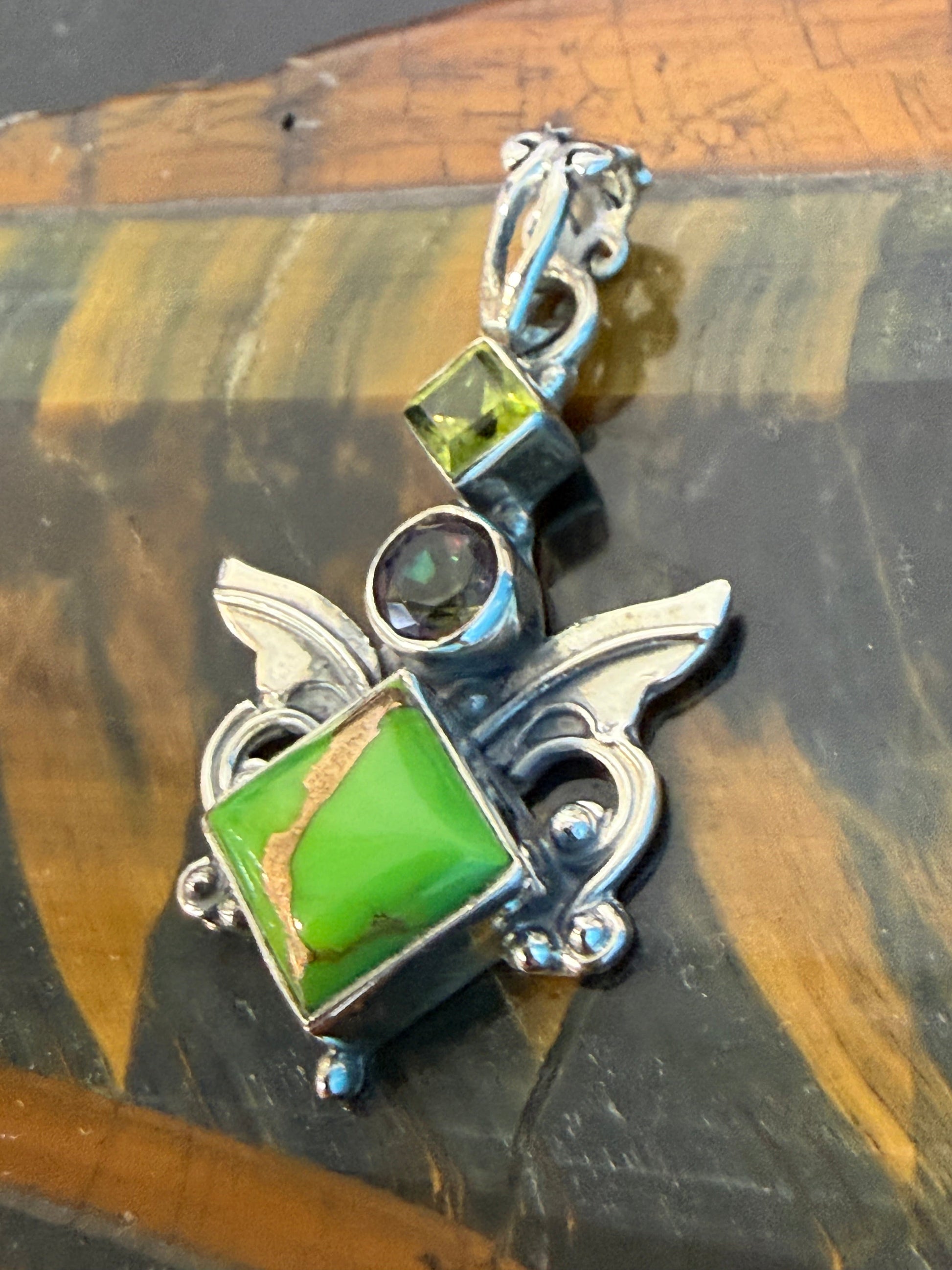 💚 Green Turquoise, Peridot & Mystic Topaz Pendant — Heart, Renewal & Transformation

A powerful harmony of Earth energy, renewal and rainbow light. 31mmx21mm Crystal Wellness