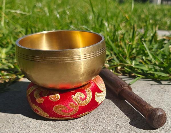 Nepal Handmade Singing Bowl With Cushion and Drumstick For Mindfulness Sound Therapy Yoga Meditation 7.6cm Crystal Wellness