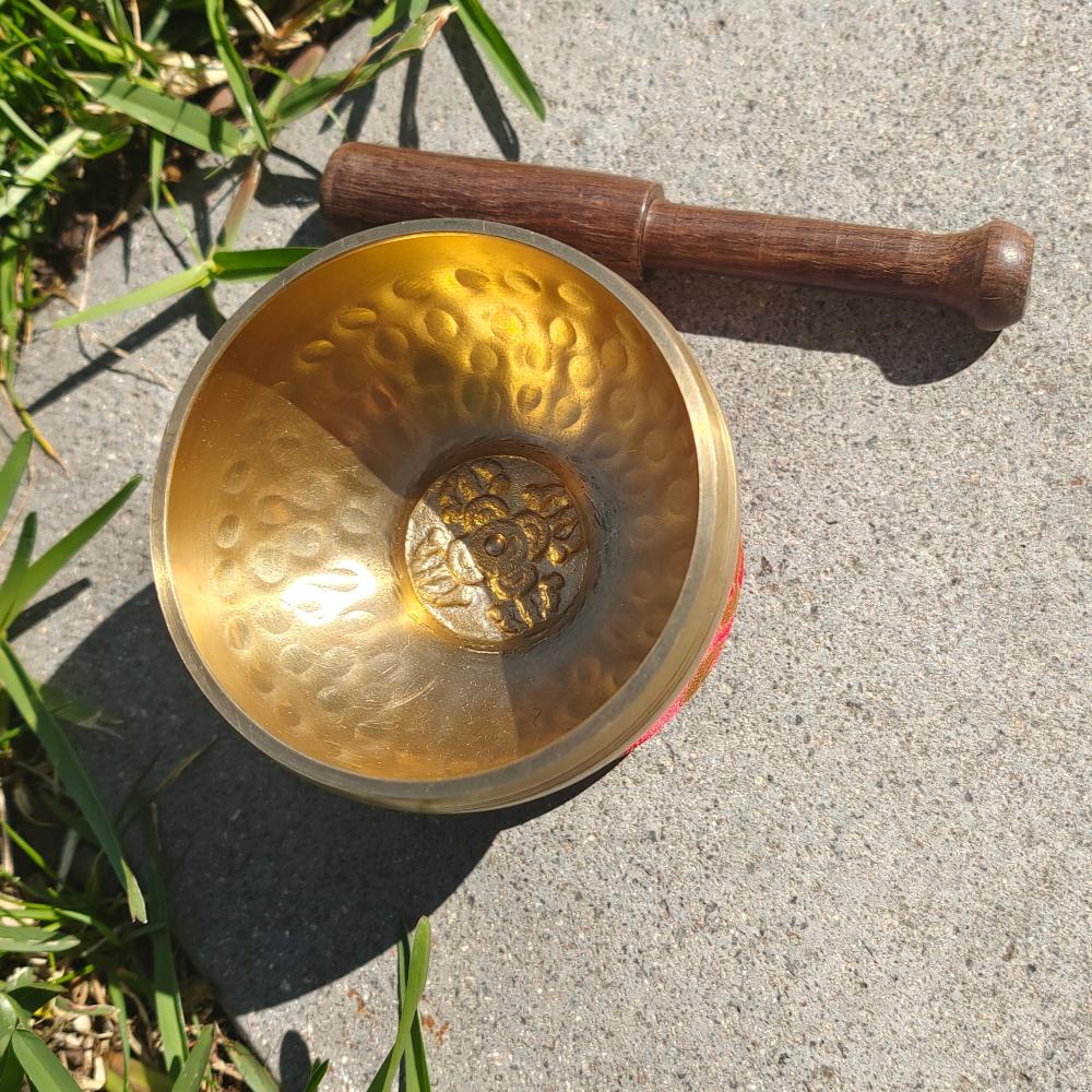 Nepal Handmade Singing Bowl With Cushion and Drumstick For Mindfulness Sound Therapy Yoga Meditation 7.6cm Crystal Wellness