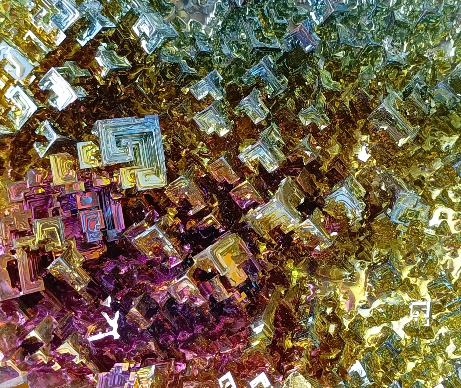 Bismuth Extra Large 15.5x15.5cm Crystal Wellness