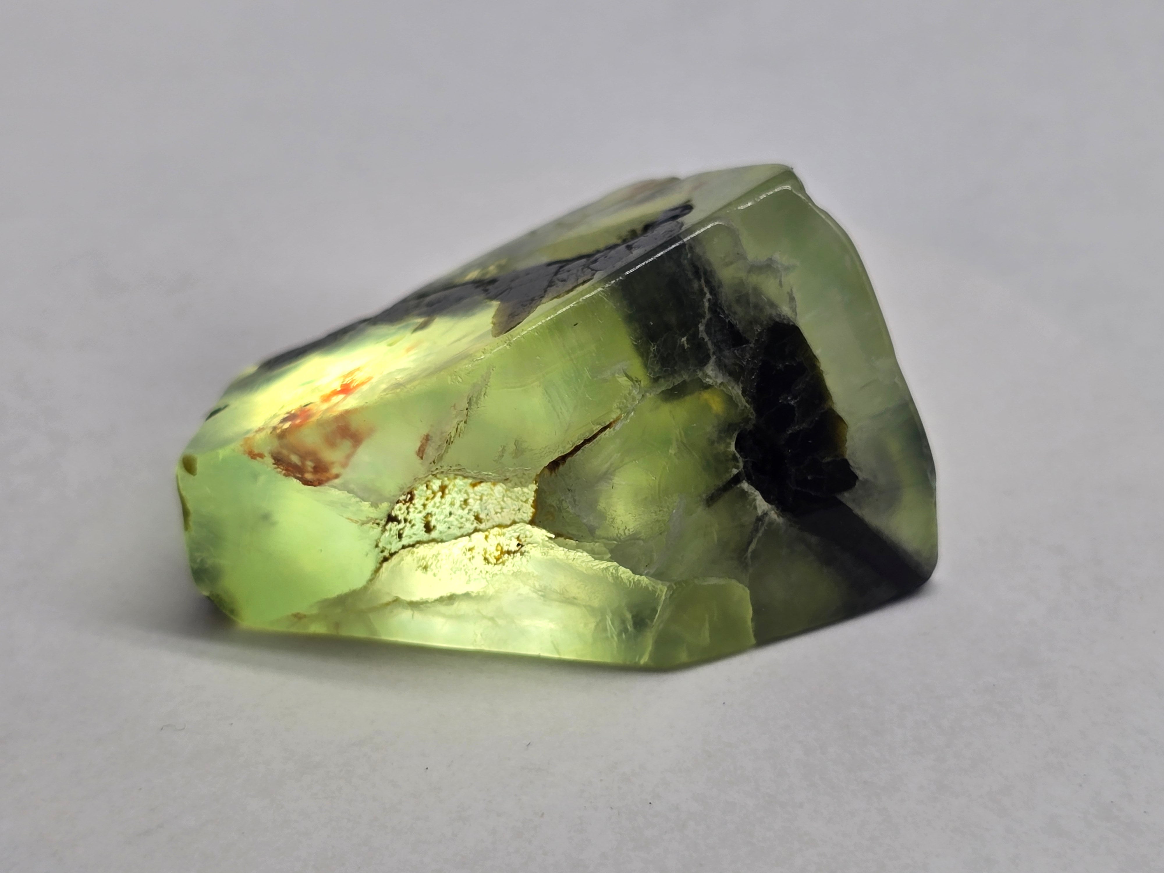 ✨ Prehnite Freeform – 69g | 5 × 4 × 3 cm Crystal Wellness