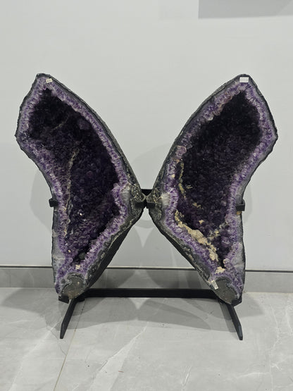 Amethyst Geode “THE BUTTERFLY” – 52 kg Crystal Wellness