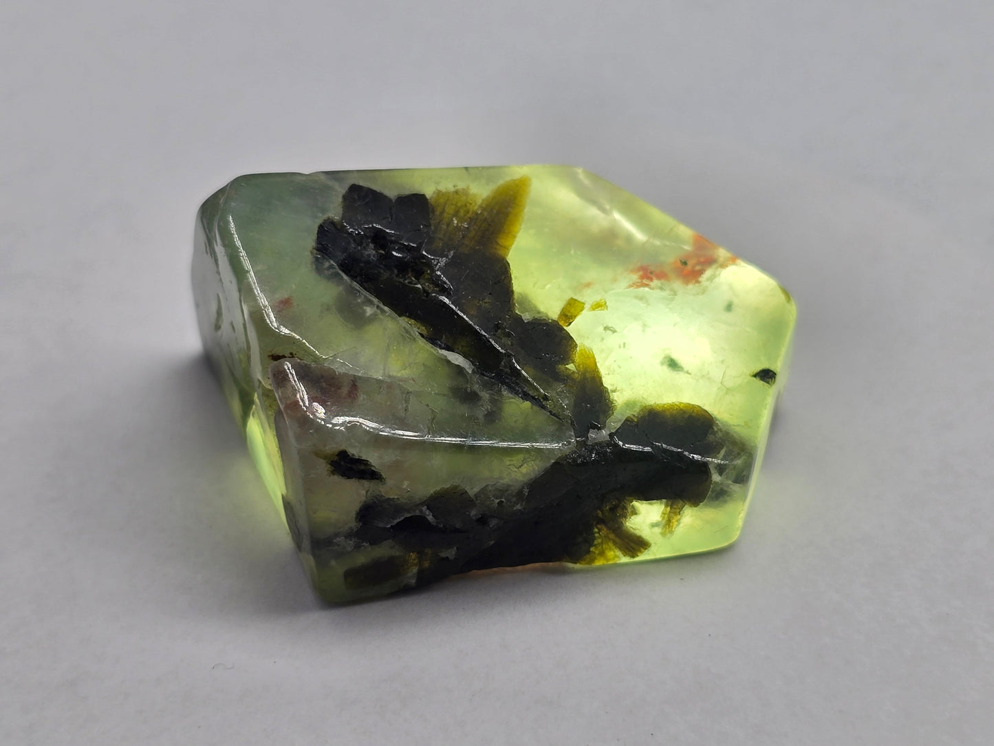 ✨ Prehnite Freeform – 69g | 5 × 4 × 3 cm Crystal Wellness