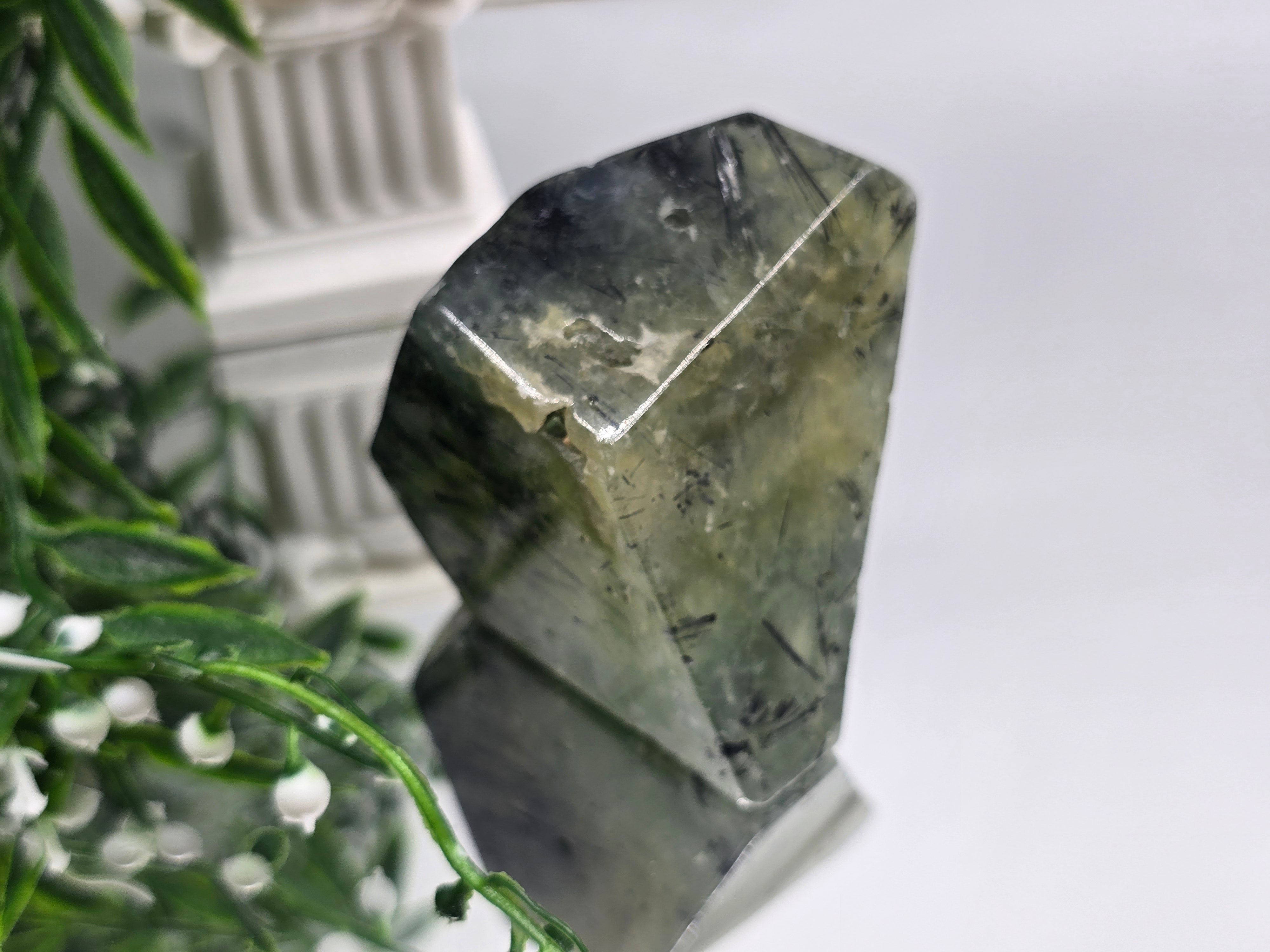 ✨ Prehnite Freeform – 188g | 6 × 5 × 5 cm Crystal Wellness