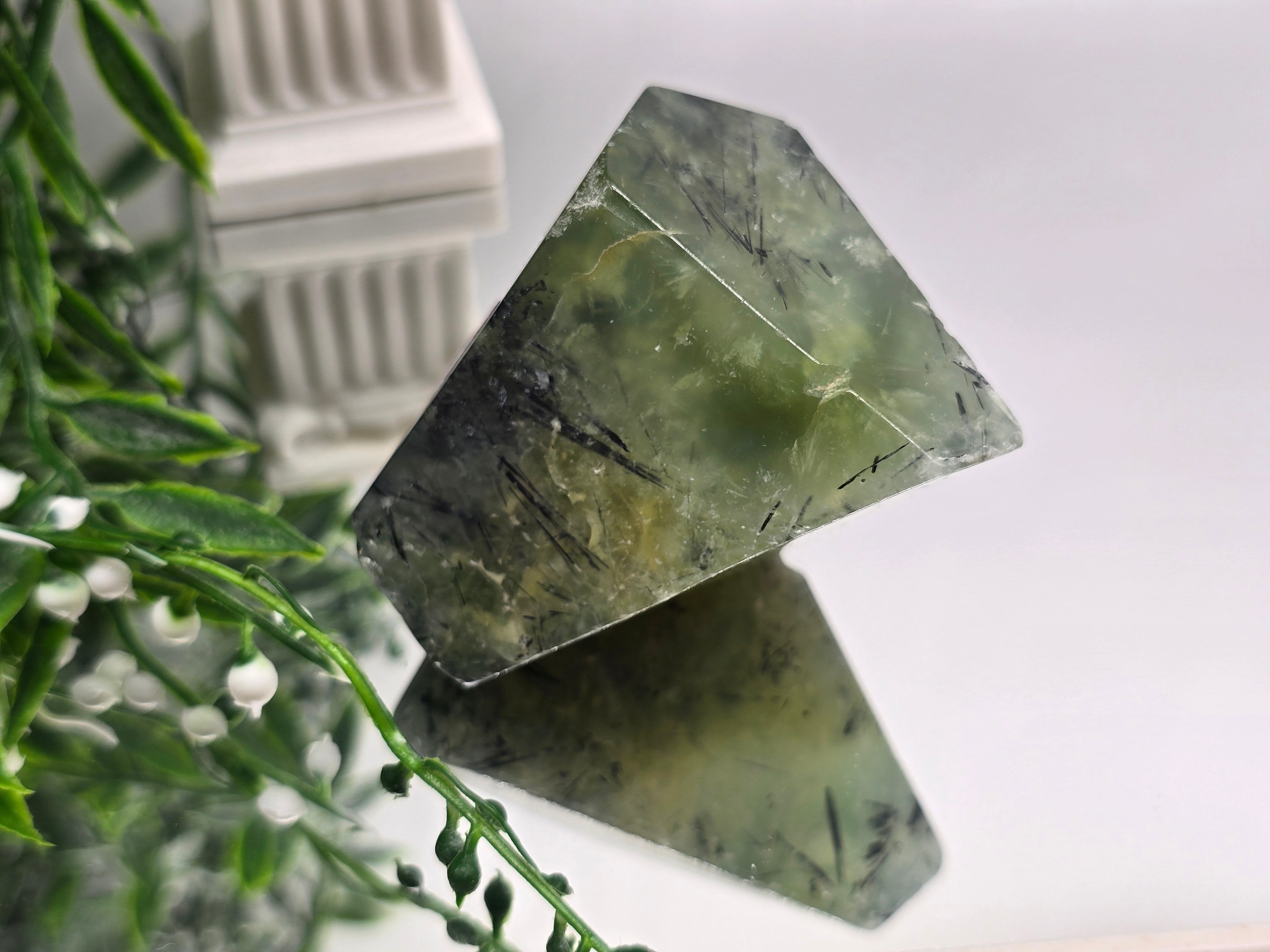 ✨ Prehnite Freeform – 188g | 6 × 5 × 5 cm Crystal Wellness