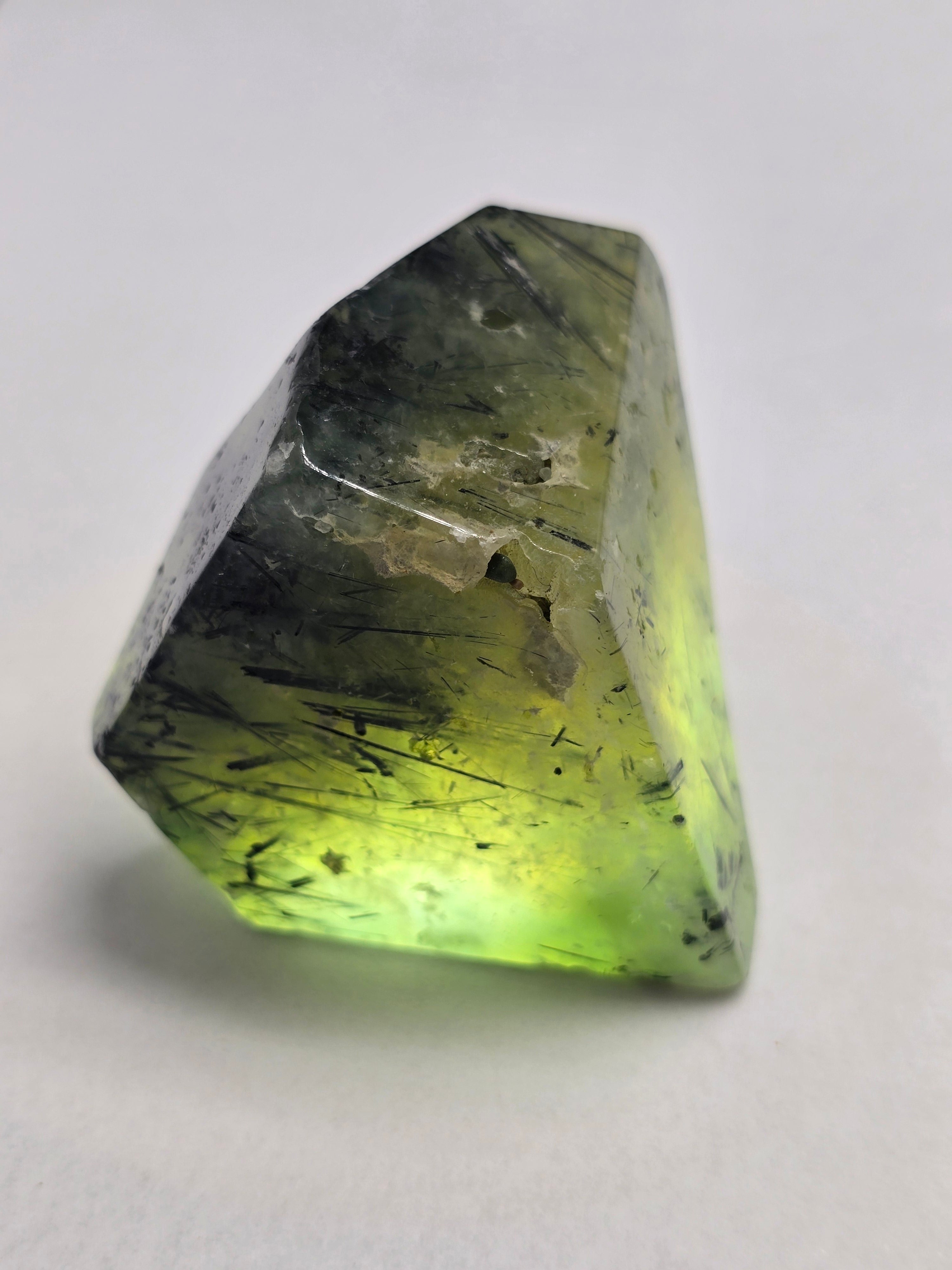 ✨ Prehnite Freeform – 188g | 6 × 5 × 5 cm Crystal Wellness