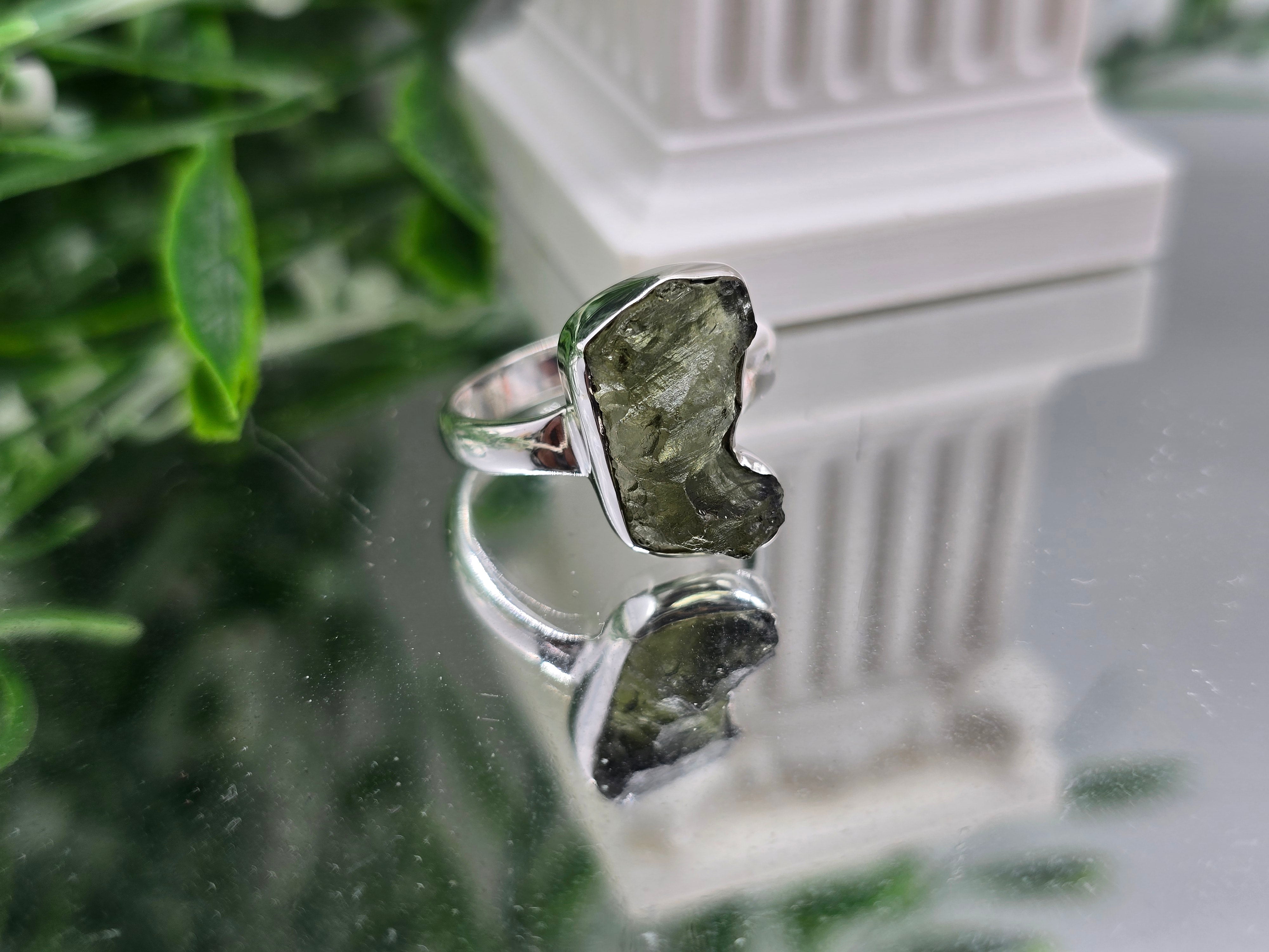 Natural Genuine Moldavite 925 Sterling Silver Ring – Stone of Transformation & Spiritual Awakening
Size: 8 | 15 × 10 mm Crystal Wellness