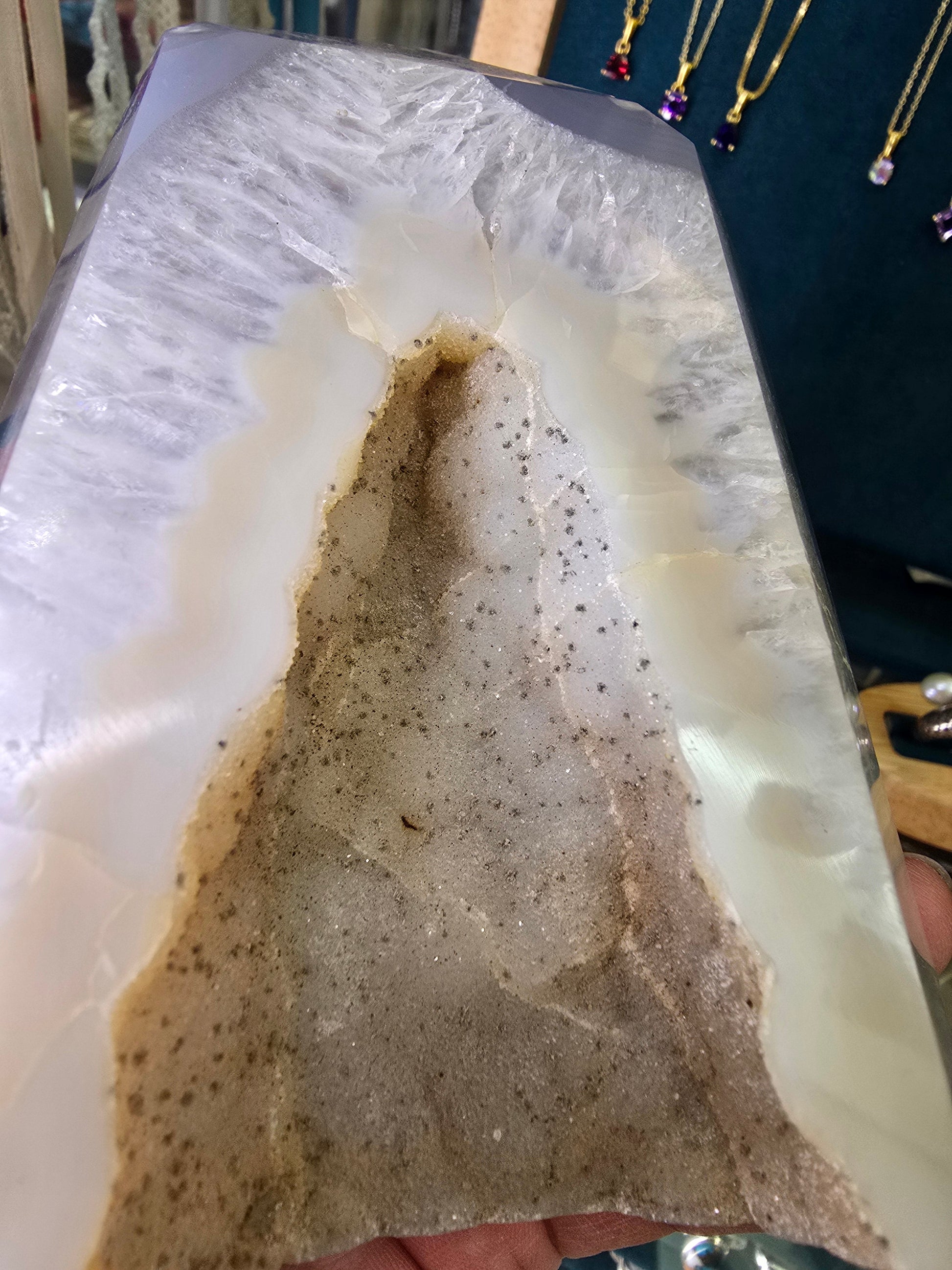 Agate Druzy Tower – Sparkling Energy Amplifier 14x10x6.5cm Crystal Wellness