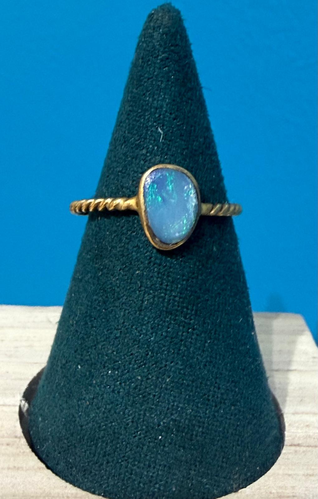Australian Opal Ring in 22ct Solid Gold (Stone of Divine Intuition & Oceanic Light)
Size 7.5 | Total Weight: 1.23g Crystal Wellness