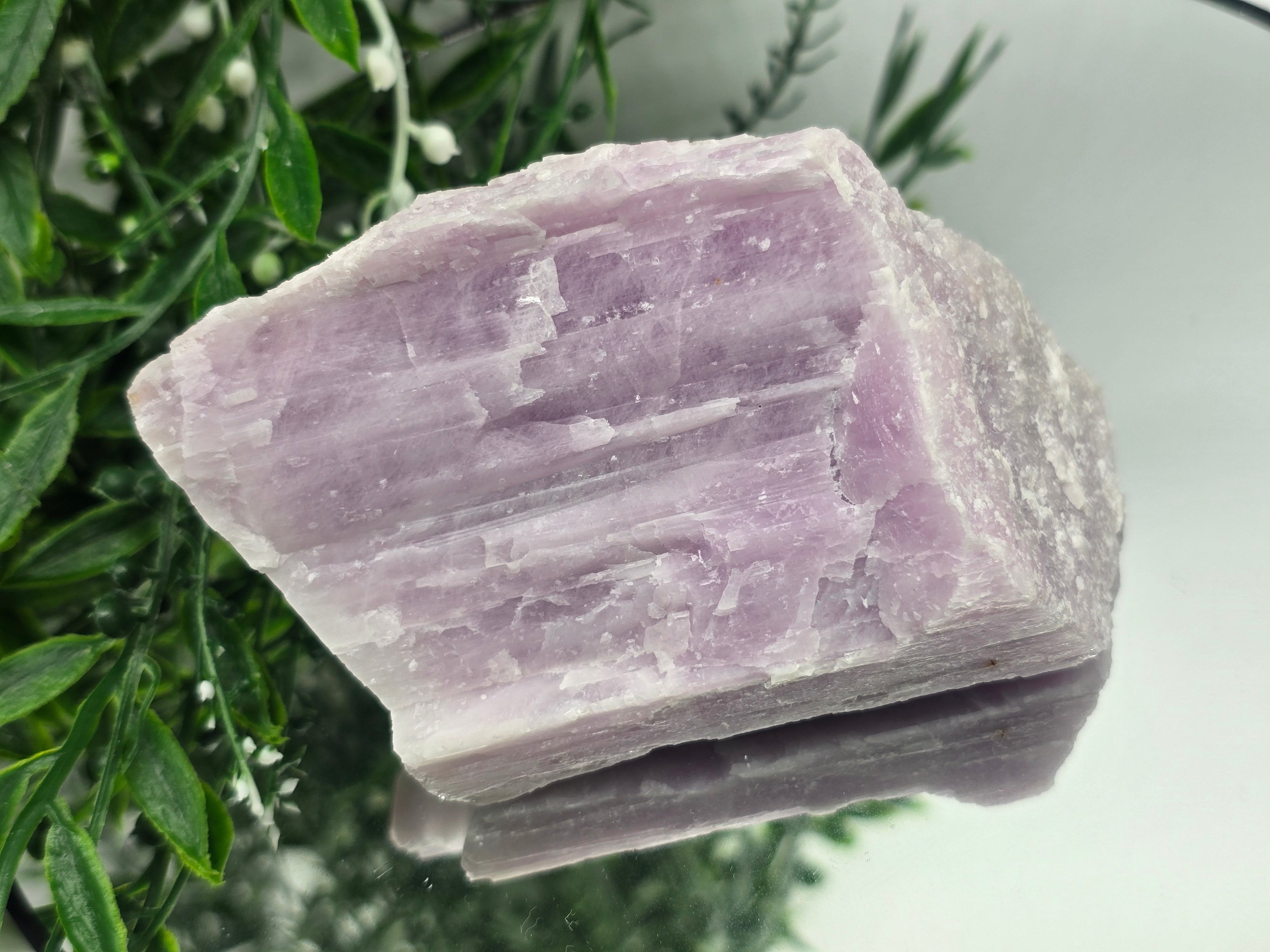 💗 Kunzite Raw – Stone of Divine Love, Calm & Emotional Healing
11x5x5cm Crystal Wellness