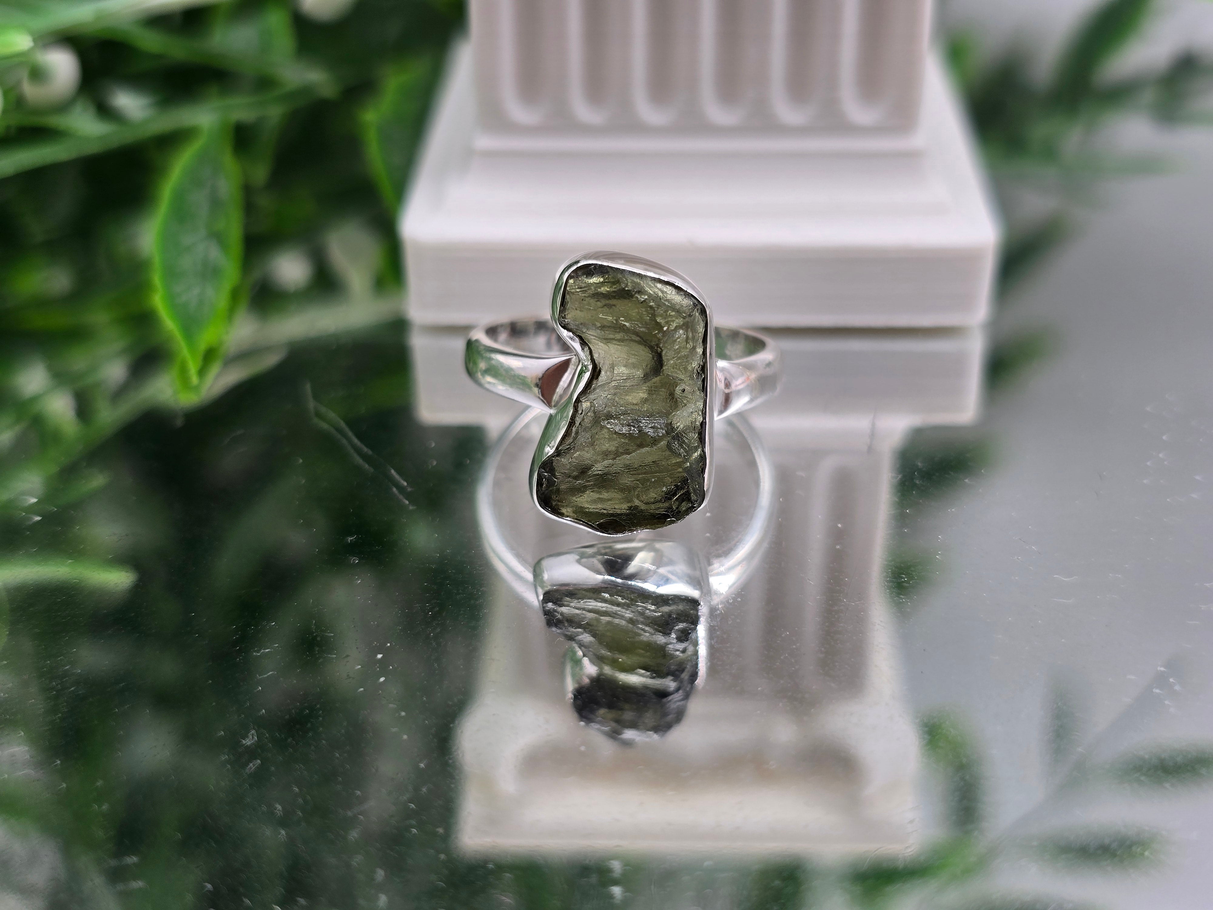 Natural Genuine Moldavite 925 Sterling Silver Ring – Stone of Transformation & Spiritual Awakening
Size: 8 | 15 × 10 mm Crystal Wellness