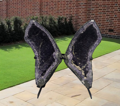 Amethyst Geode “THE BUTTERFLY” – 57 kg
Size: 73 × 70 cm Crystal Wellness